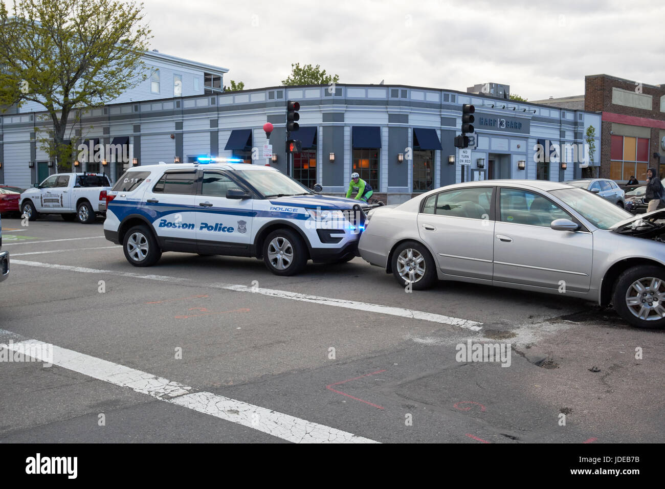 Boston Polizei Suv Interceptor drängen Unfall beschädigte Auto Unfall von der Straße an der Kreuzung in Vororten von Boston USA immobilisiert Stockfoto