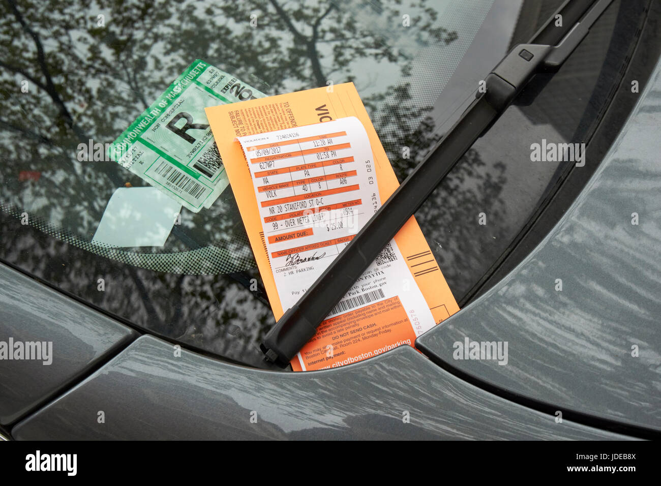 25 Dollar Parken über Grenze Verletzung Bußgeldbescheid auf Windschutzscheibe Boston USA Stockfoto