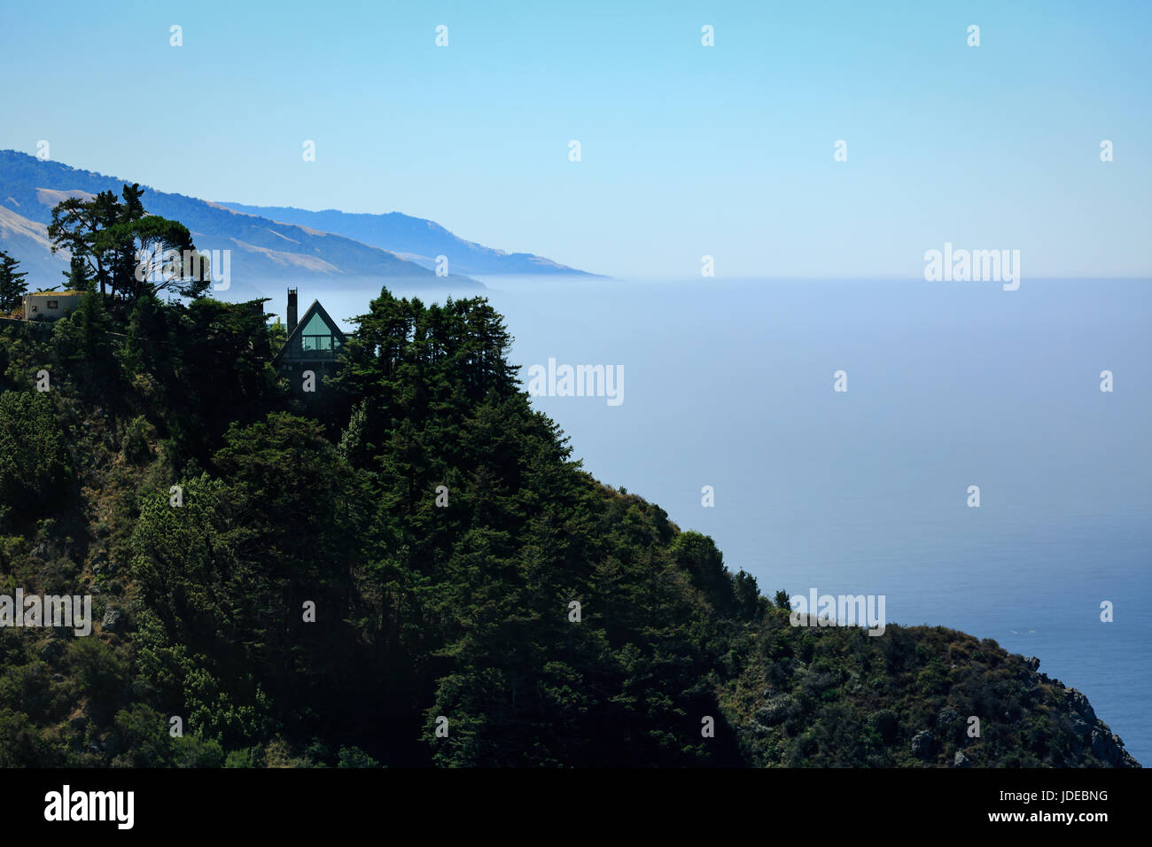 A-Frame Haus eingebettet in Bäume auf Big Sur Küste Stockfoto