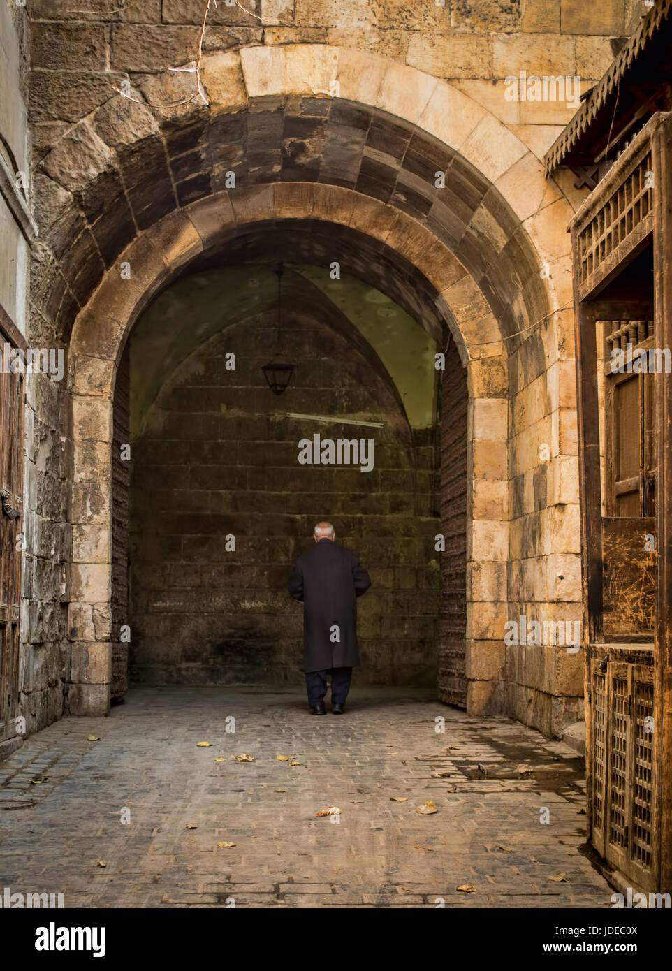 Alter Mann auf der Straße Stockfoto