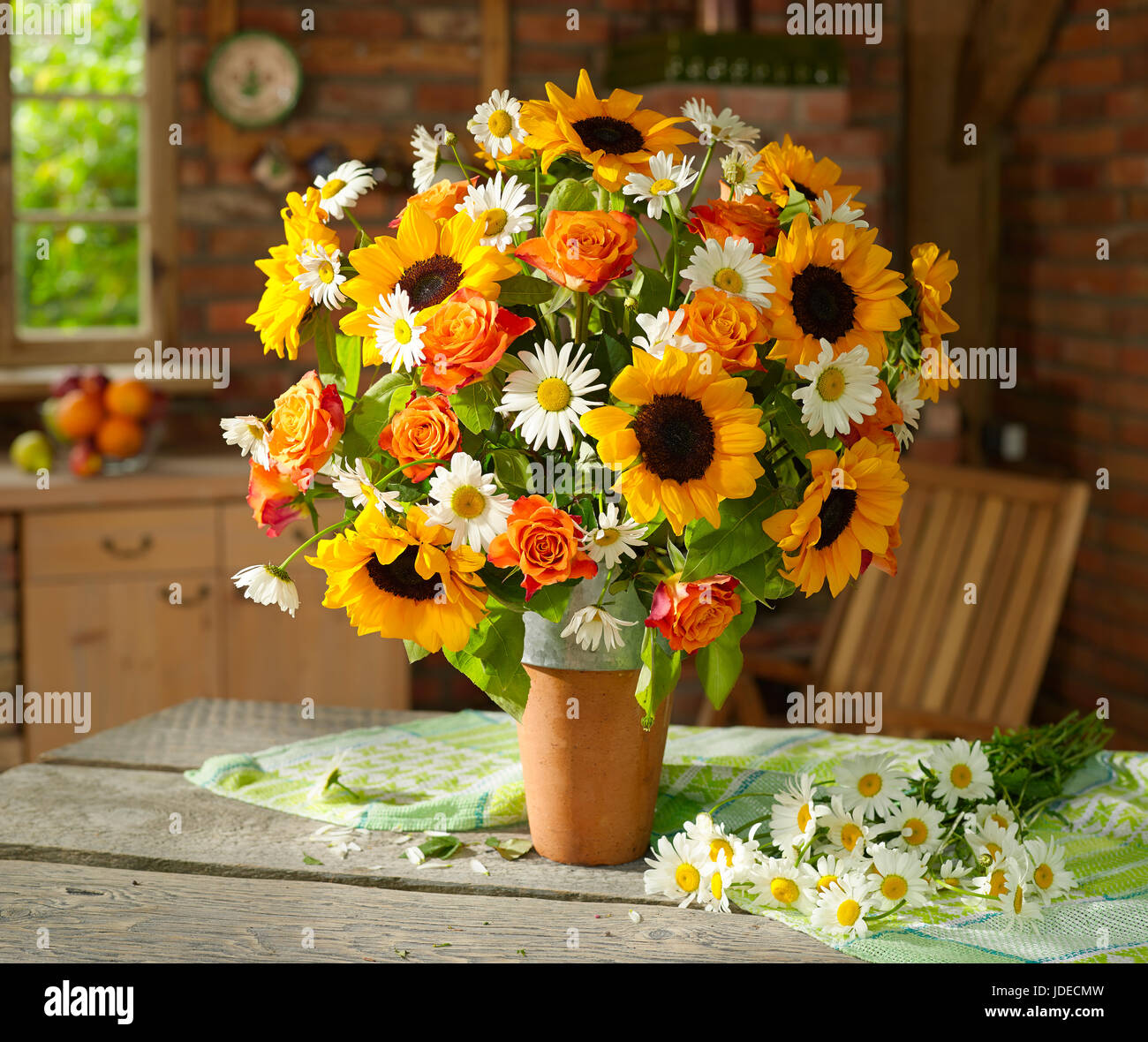 Blumenstrauß mit Sonnenblumen und Rosen Stockfotografie - Alamy