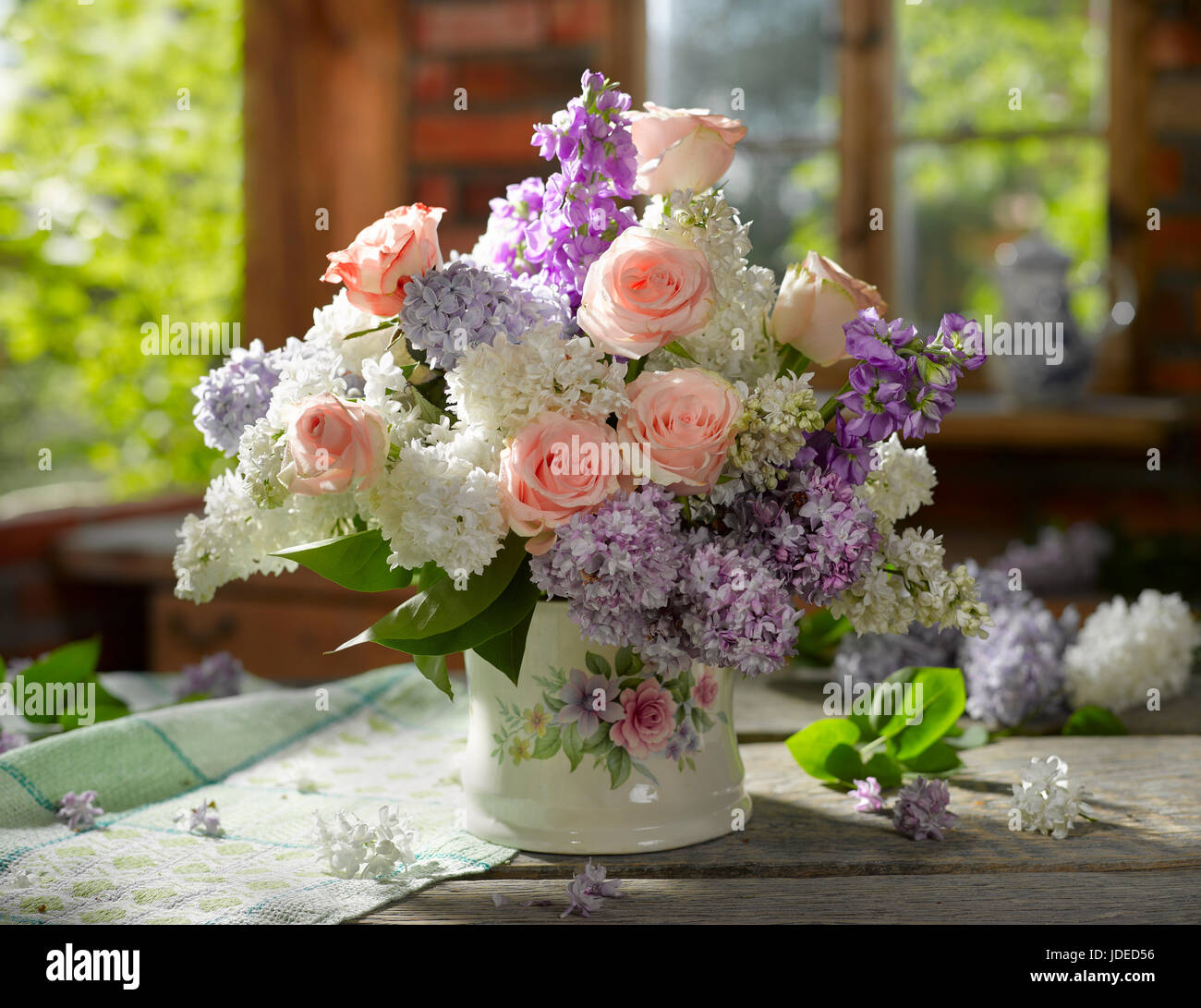 Blumenstrauß mit Rosen und Flieder Stockfotografie