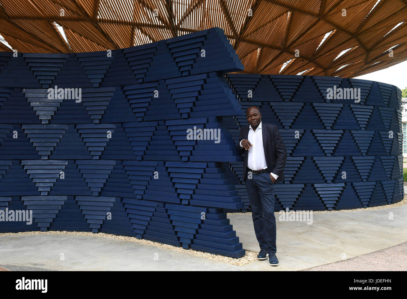 Designer Francis Kere, steht vor seiner Galerie Design, während die Presse Ansicht der Serpentine Gallery Pavillon 2017 in der Serpentine Gallery in Kensington Gardens, London. Stockfoto