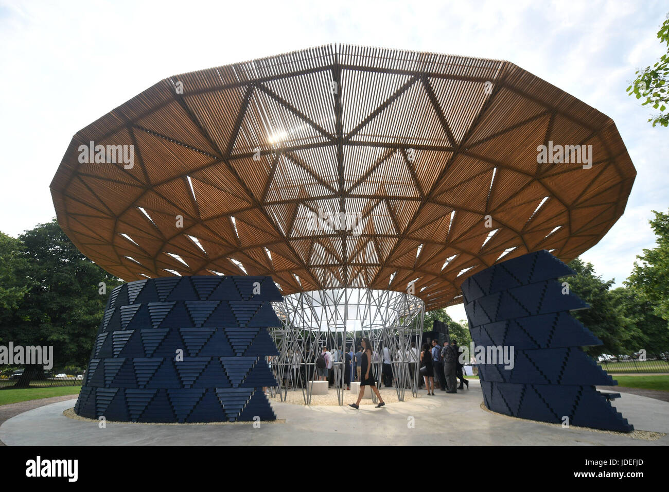 Das Galerie Design vom Designer Francis Kere während der Presse-Ansicht der Serpentine Gallery Pavillon 2017 in der Serpentine Gallery in Kensington Gardens, London. Stockfoto