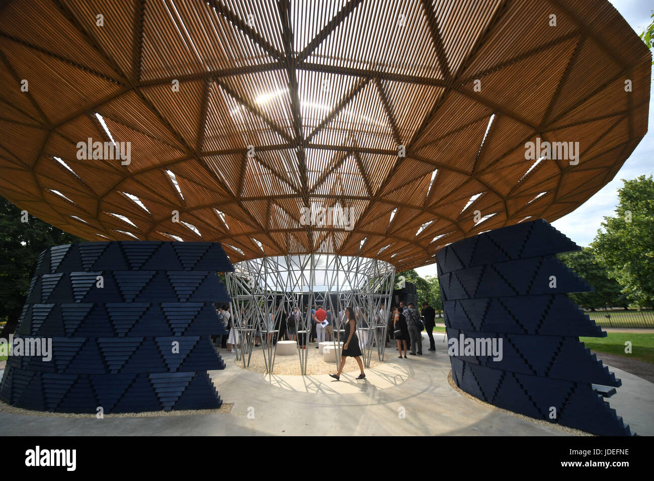 Das Galerie Design vom Designer Francis Kere während der Presse-Ansicht der Serpentine Gallery Pavillon 2017 in der Serpentine Gallery in Kensington Gardens, London. Stockfoto