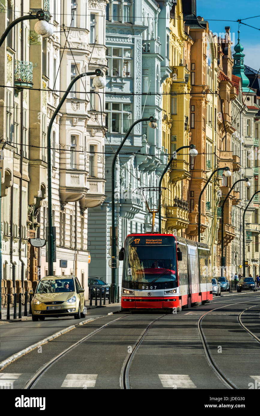 Straße in der Altstadt mit bunten Jugendstilbauten und Straßenbahn, Prag, Böhmen, Tschechische Republik Stockfoto