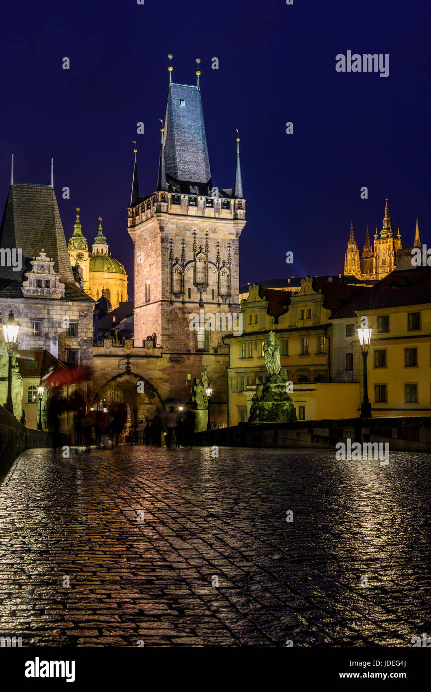 Nachtansicht des Brückenturms Mala Strana und Karlsbrücke, Prag, Böhmen, Tschechische Republik Stockfoto