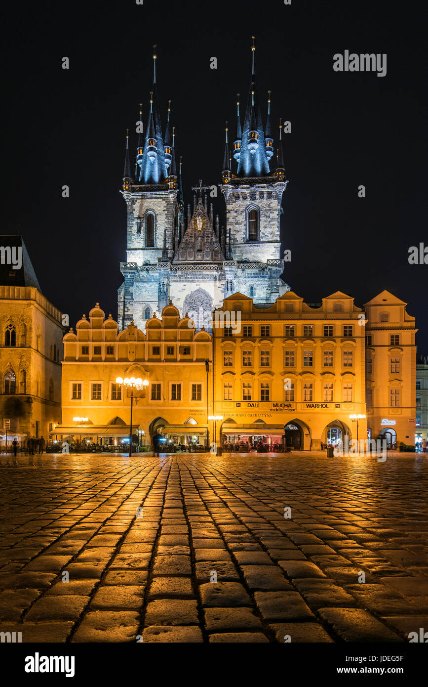 Niedrigen Winkel Nachtansicht der Frauenkirche vor Tyn, Prag, Böhmen, Tschechische Republik Stockfoto