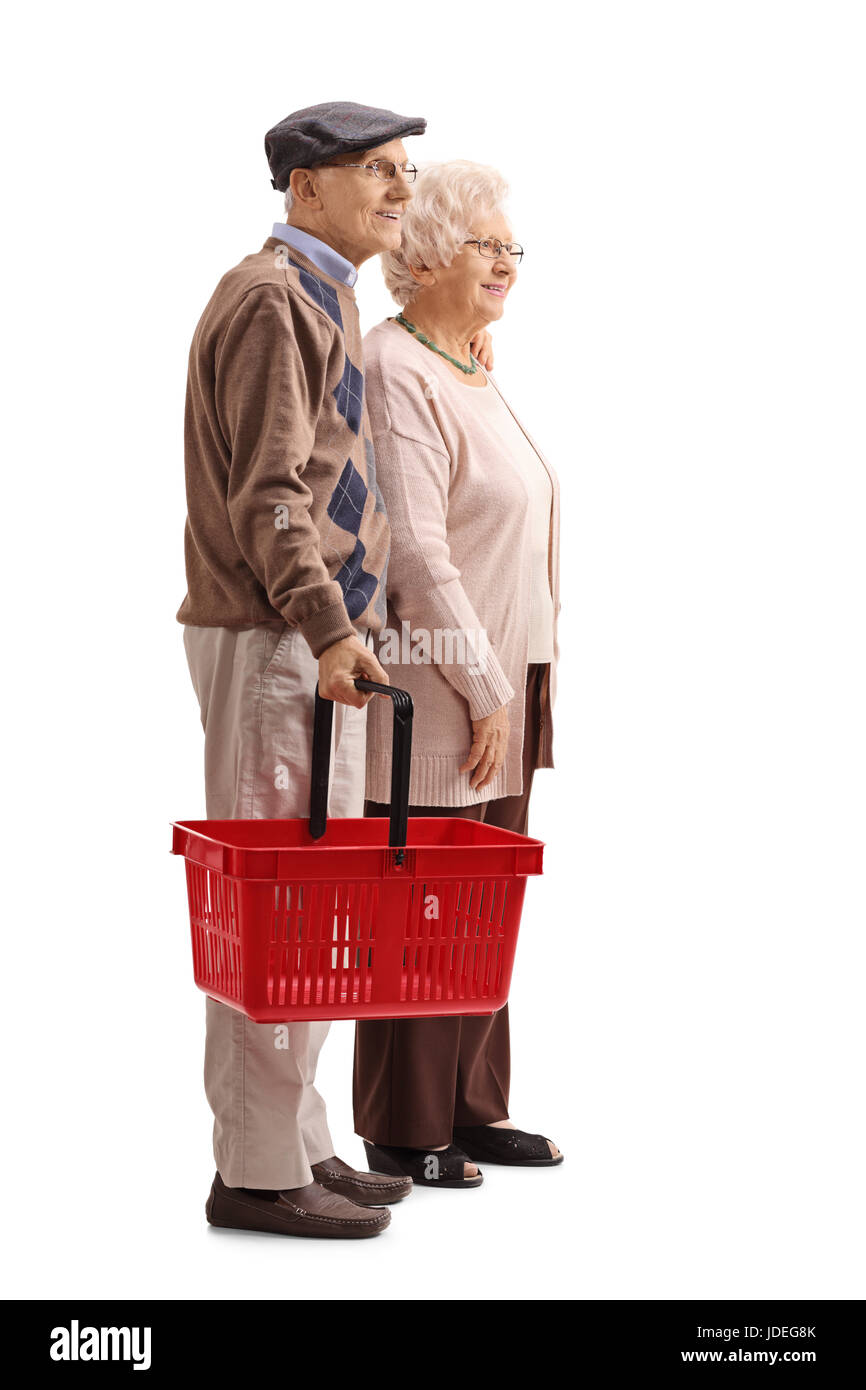 Voller Länge Profil Schuss eines älteren Paares mit einem leeren Warenkorb isoliert auf weißem Hintergrund Stockfoto