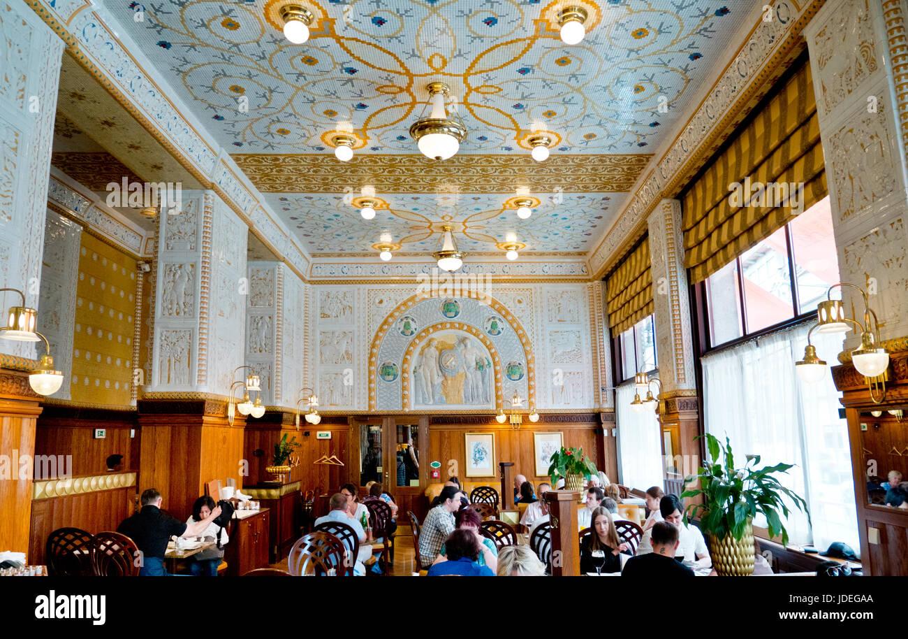 Innere des Cafe Imperial Restaurant in Prag in der Straße Na Poříčí. Tschechische Republik. Stockfoto