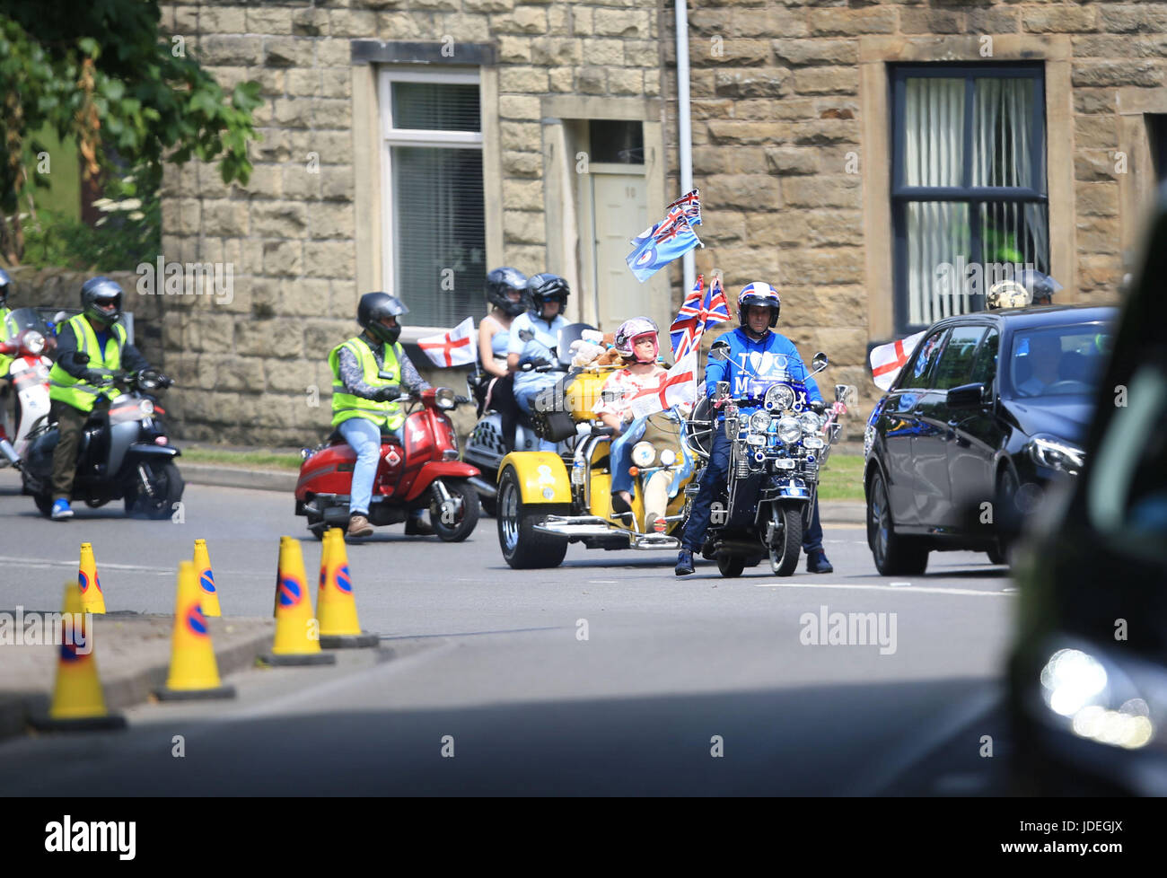 Motorradfahrer Folgen der Trauerzug für die Trauerfeier von Manchester Bombardierung Opfer Olivia Campbell-Hardy, 15, in der Pfarrei Kirche von St. Anne, in Tottington, Bury ankommen. Stockfoto