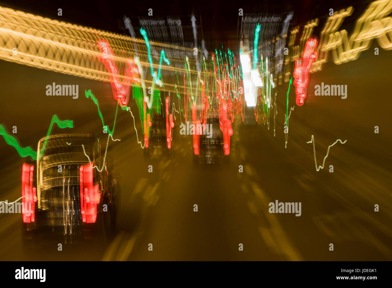 Abstrakte Bewegungsunschärfe von Autos und Lichter in einem Autobahntunnel Stockfoto