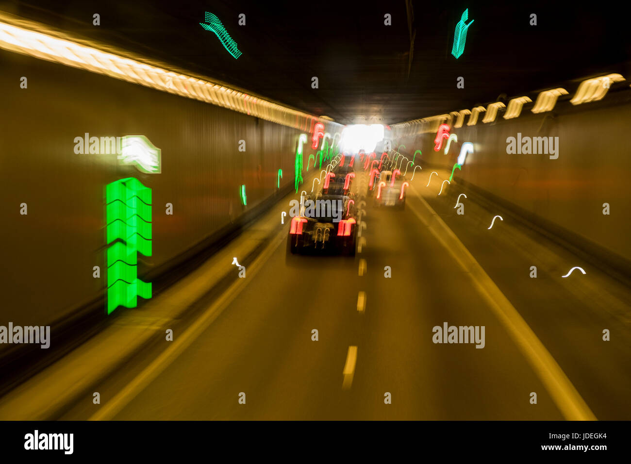 Abstrakte Bewegungsunschärfe von Autos und Lichter in einem Autobahntunnel Stockfoto