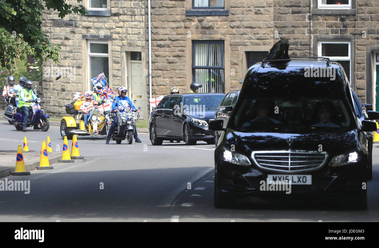 Motorradfahrer Folgen der Trauerzug für die Trauerfeier von Manchester Bombardierung Opfer Olivia Campbell-Hardy, 15, in der Pfarrei Kirche von St. Anne, in Tottington, Bury ankommen. Stockfoto