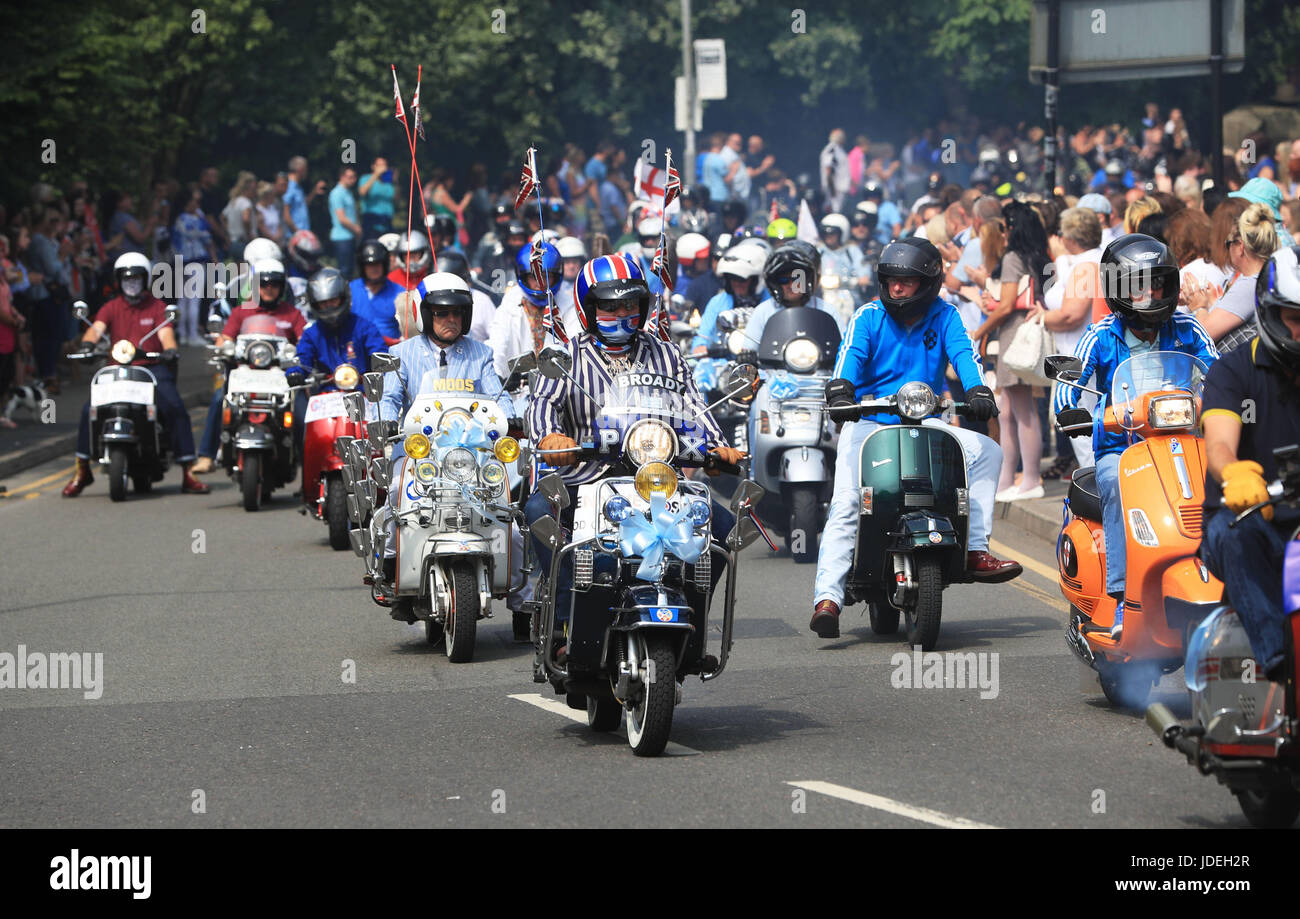 Motorradfahrer Folgen der Trauerzug für die Trauerfeier von Manchester Bombardierung Opfer Olivia Campbell-Hardy, 15, in der Pfarrei Kirche von St. Anne, in Tottington, Bury eintreffen. Stockfoto