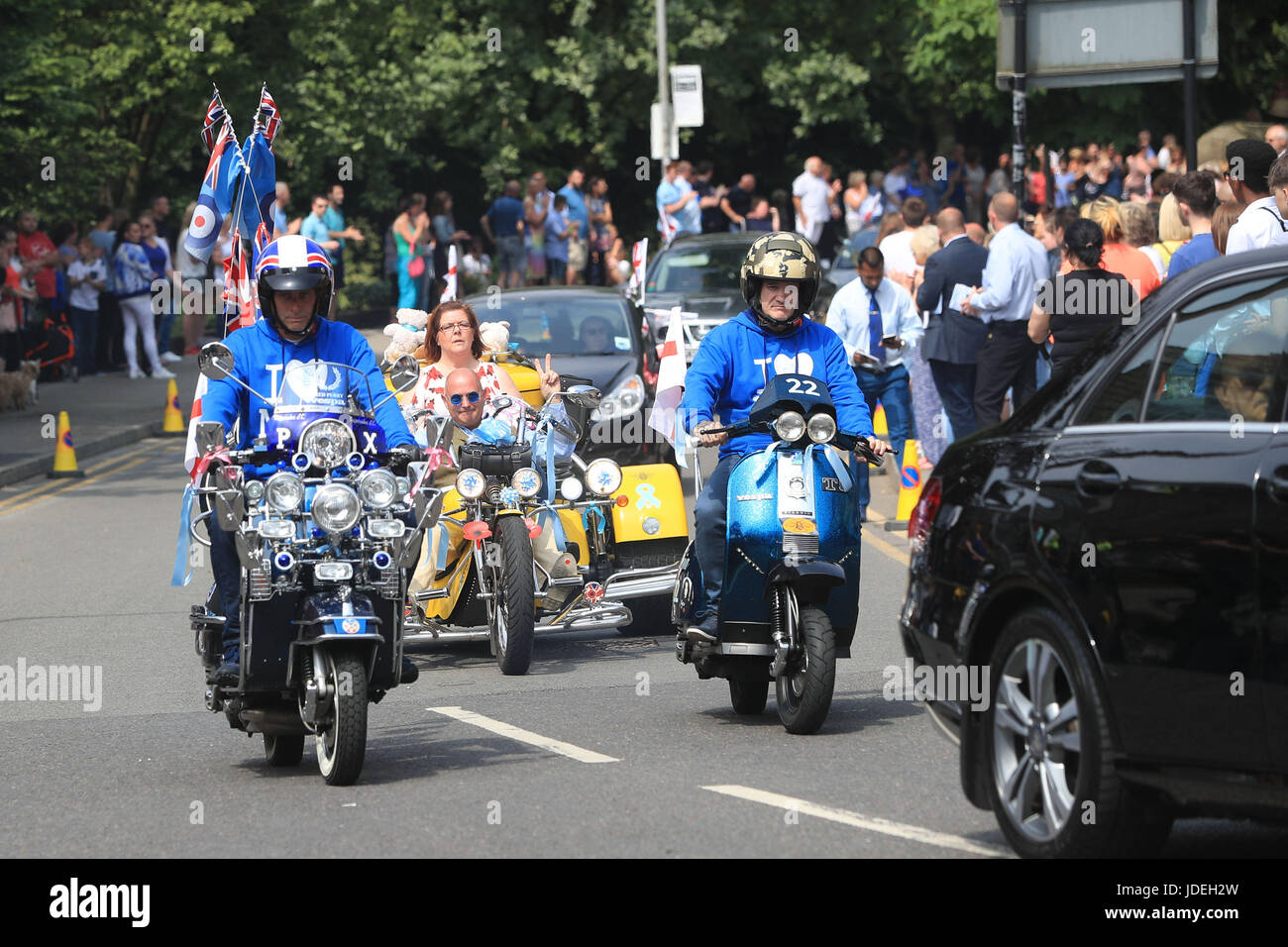 Motorradfahrer Folgen der Trauerzug für die Trauerfeier von Manchester Bombardierung Opfer Olivia Campbell-Hardy, 15, in der Pfarrei Kirche von St. Anne, in Tottington, Bury eintreffen. Stockfoto