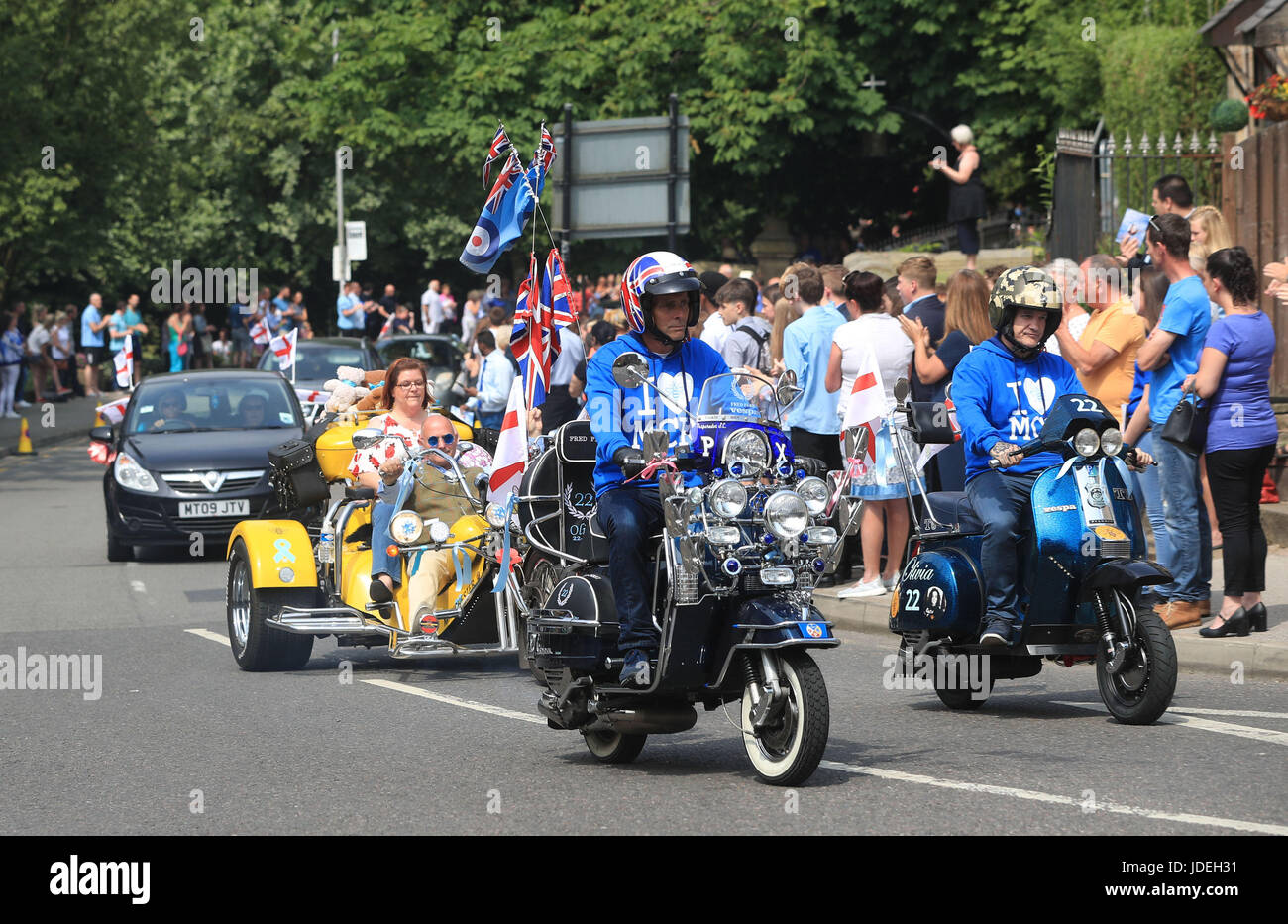 Motorradfahrer Folgen der Trauerzug für die Trauerfeier von Manchester Bombardierung Opfer Olivia Campbell-Hardy, 15, in der Pfarrei Kirche von St. Anne, in Tottington, Bury eintreffen. Stockfoto