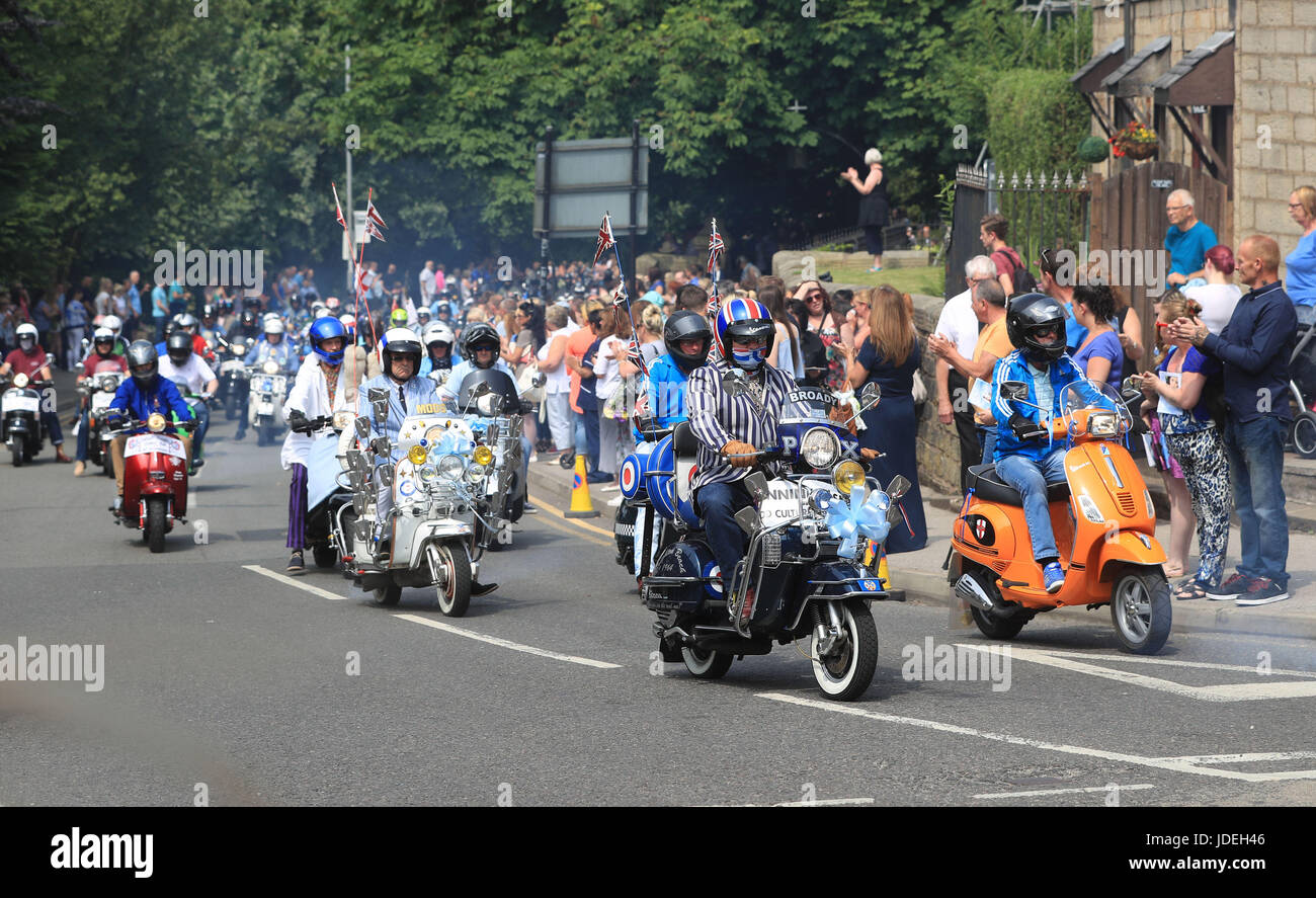 Motorradfahrer Folgen der Trauerzug für die Trauerfeier von Manchester Bombardierung Opfer Olivia Campbell-Hardy, 15, in der Pfarrei Kirche von St. Anne, in Tottington, Bury eintreffen. Stockfoto