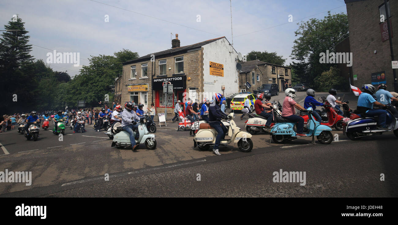 Motorradfahrer Folgen der Trauerzug für die Trauerfeier von Manchester Bombardierung Opfer Olivia Campbell-Hardy, 15, in der Pfarrei Kirche von St. Anne, in Tottington, Bury eintreffen. Stockfoto