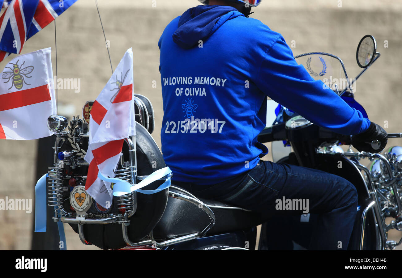 Motorradfahrer Folgen der Trauerzug für die Trauerfeier von Manchester Bombardierung Opfer Olivia Campbell-Hardy, 15, in der Pfarrei Kirche von St. Anne, in Tottington, Bury eintreffen. Stockfoto