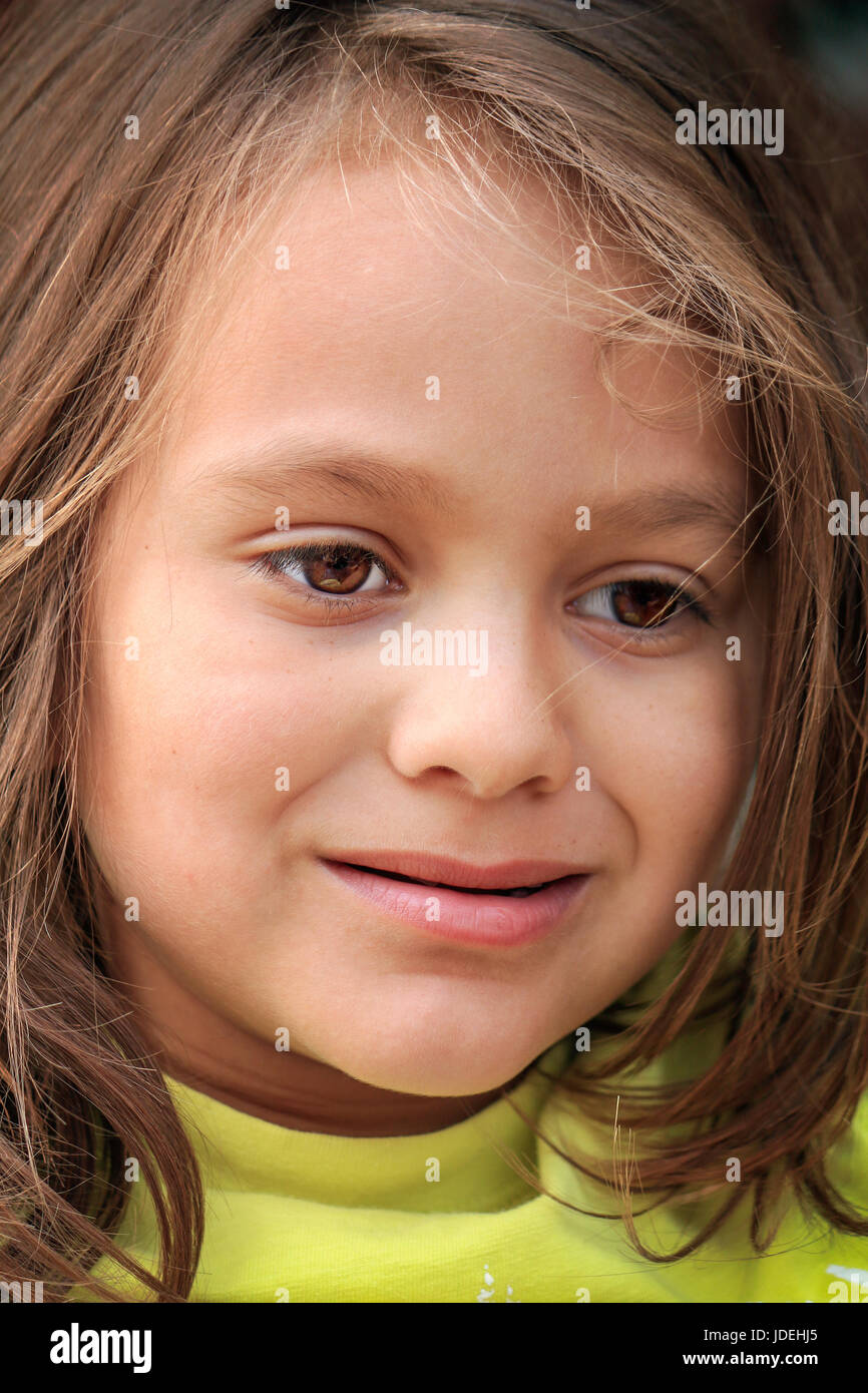 Eine Nahaufnahme von einem Kindergesicht mit strubbeligem Haar Stockfoto