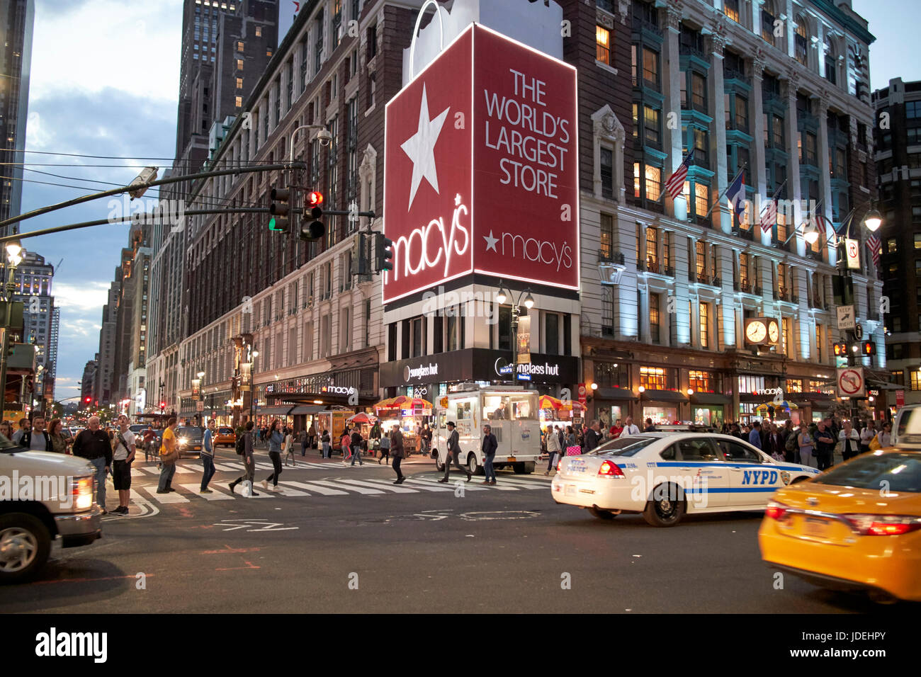 Macys am Herald Square bei Nacht New York City USA Stockfoto