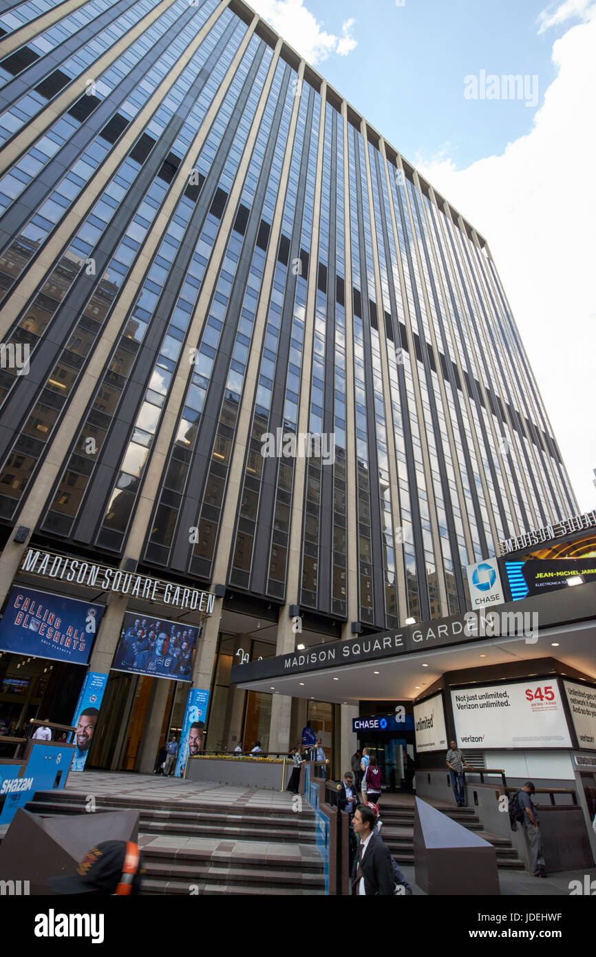 zwei Penn Plaza und Eingang zum Madison square garden New York City USA Stockfoto