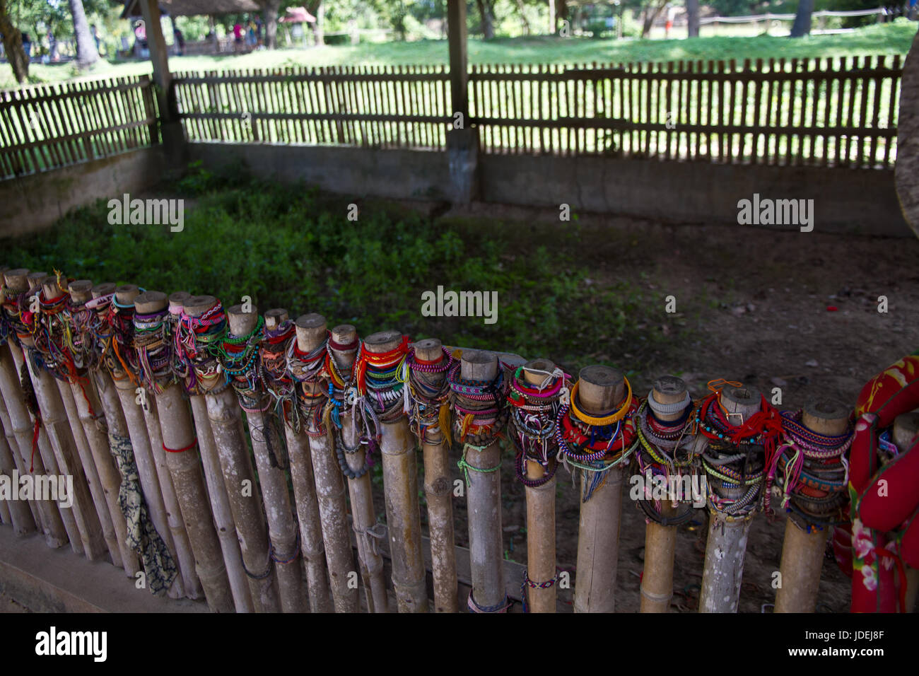 Farbige Armbänder gewidmet den Opfern die Killing Fields Choeung Ek in Phnom Penh, Kambodscha. Selektiven Fokus Stockfoto