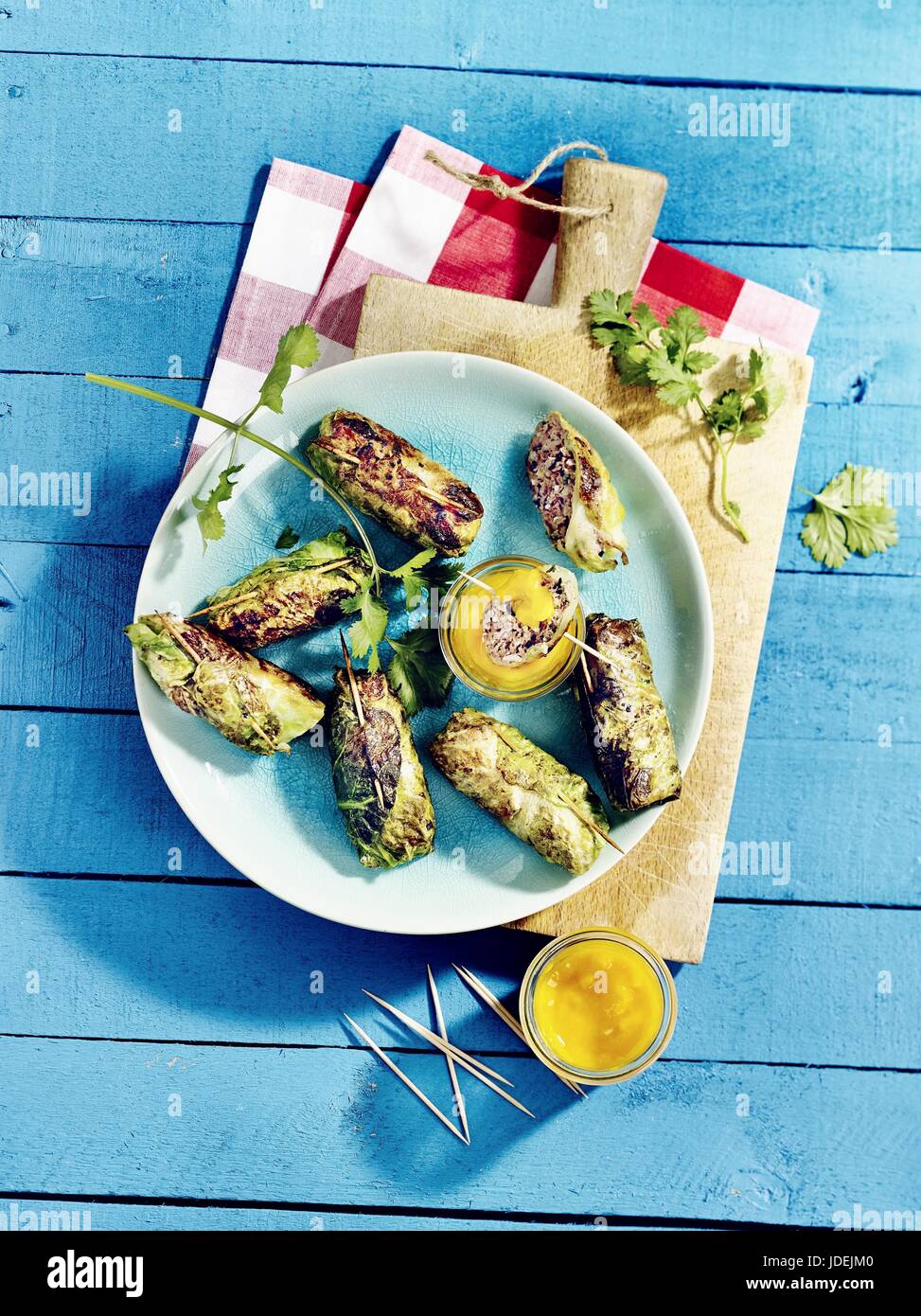 Asiatische Kohlrouladen mit Hackfleisch / Faschiertes und Mango-Wasabi-dip Stockfoto