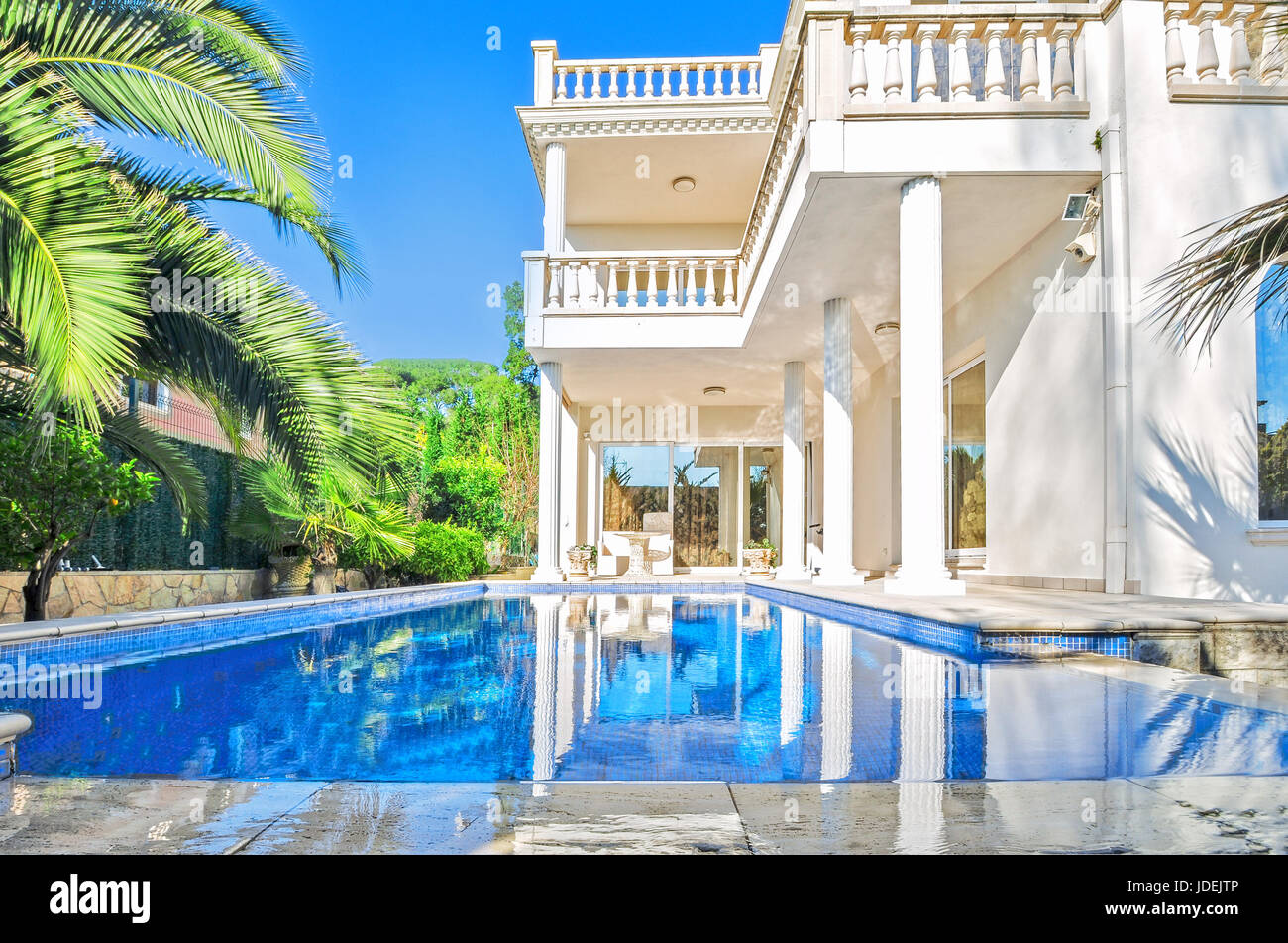 Weisse Luxus Haus Mit Pool Luxus Villa Im Klassischen Stil Mit