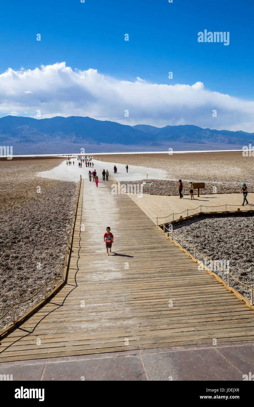 Menschen, Touristen, Besucher, Besuch, Badwater Basin, 282 Fuß unter dem Meeresspiegel, Death Valley Nationalpark, Death Valley, Kalifornien Stockfoto