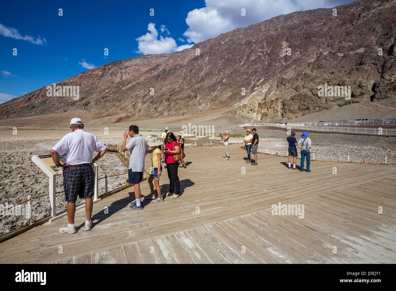 Besucher, Touristen, Familien, Besucher, Badwater Basin, 282 Fuß unter dem Meeresspiegel, Death Valley Nationalpark, Death Valley, Kalifornien Stockfoto