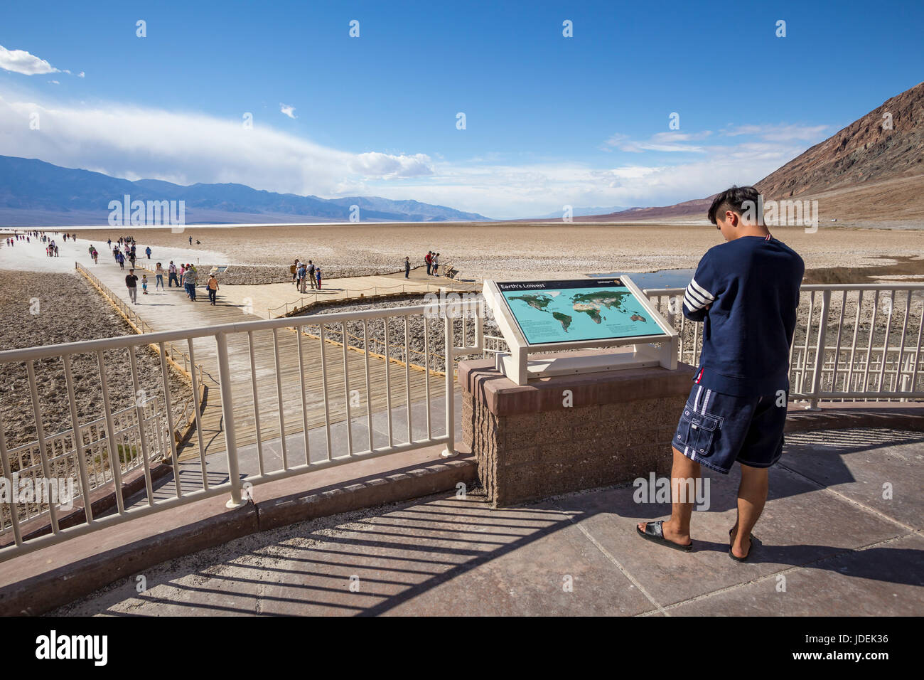 Besucher, Touristen, Familien, Besucher, Badwater Basin, 282 Fuß unter dem Meeresspiegel, Death Valley Nationalpark, Death Valley, Kalifornien Stockfoto