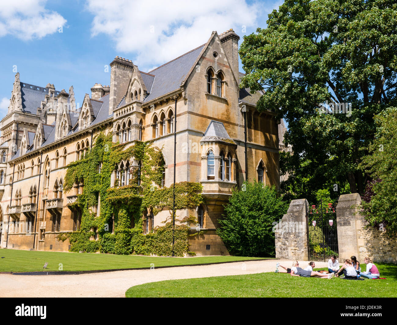 Junge Leute, die sich vor dem Meadow Building, Christchurch College, Oxford, Oxfordshire, England, entspannen, UK, GB. Stockfoto