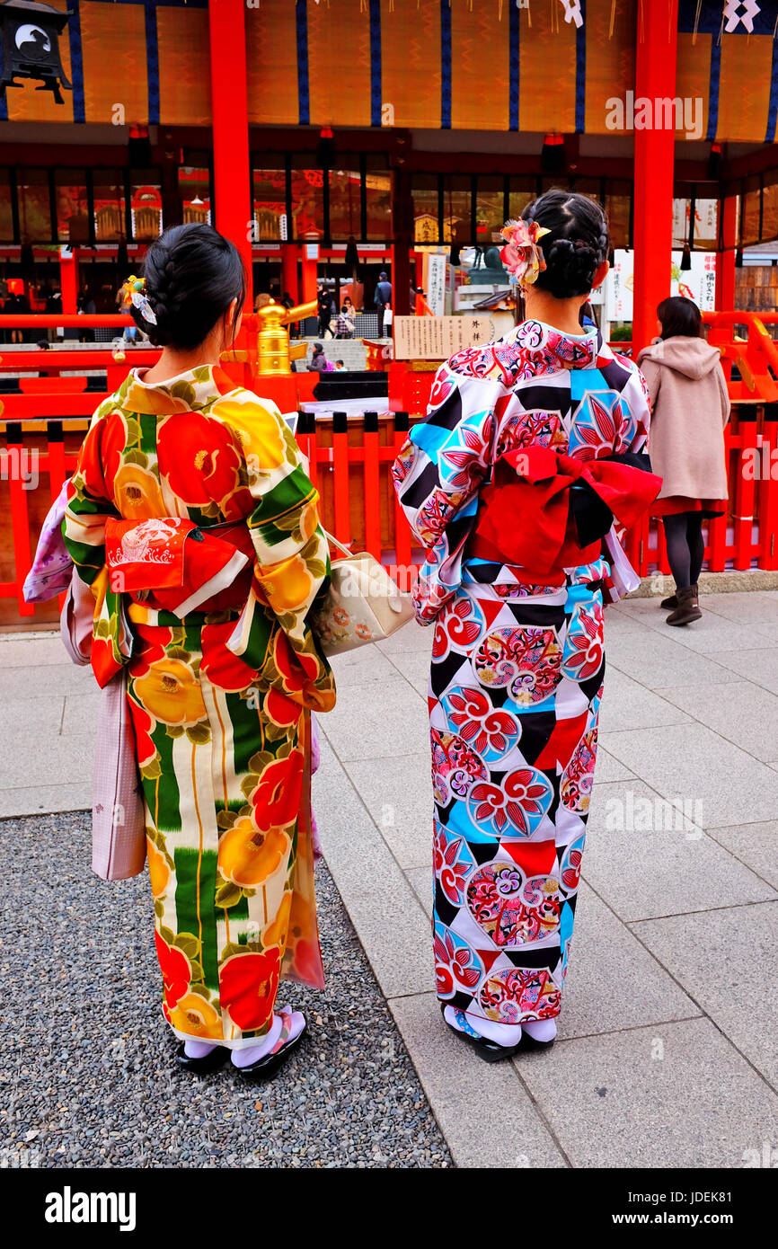 Zwei japanische Frauen tragen Kimonos während der Neujahrsfeier in Kyoto, Japan. Stockfoto