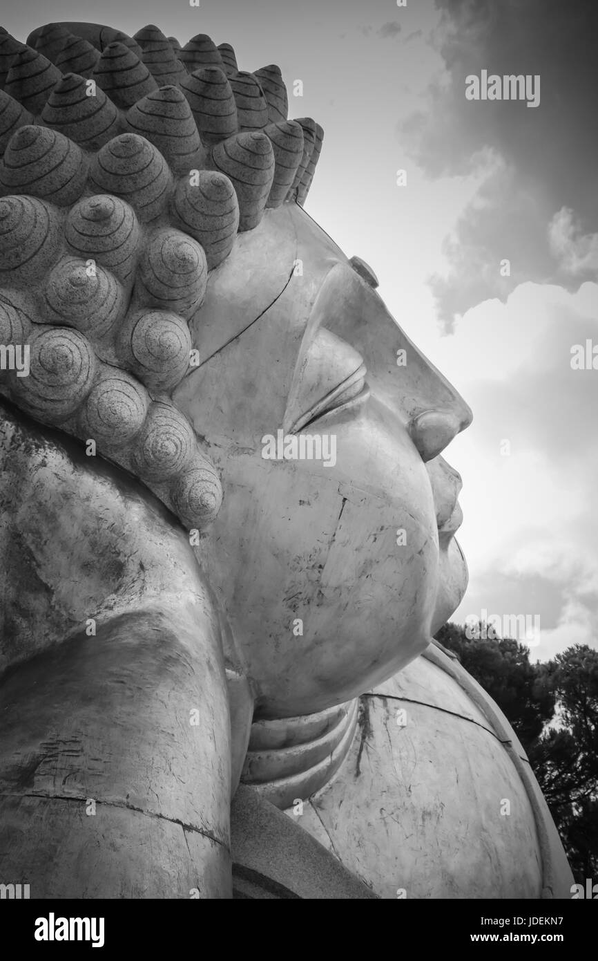 Erstaunliche geschnitzte Buddha in einem Zengarten Stockfoto