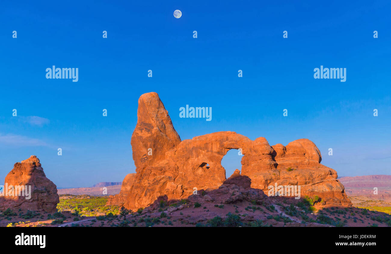 Mond über Turret Arch, Arches-Nationalpark. Stockfoto