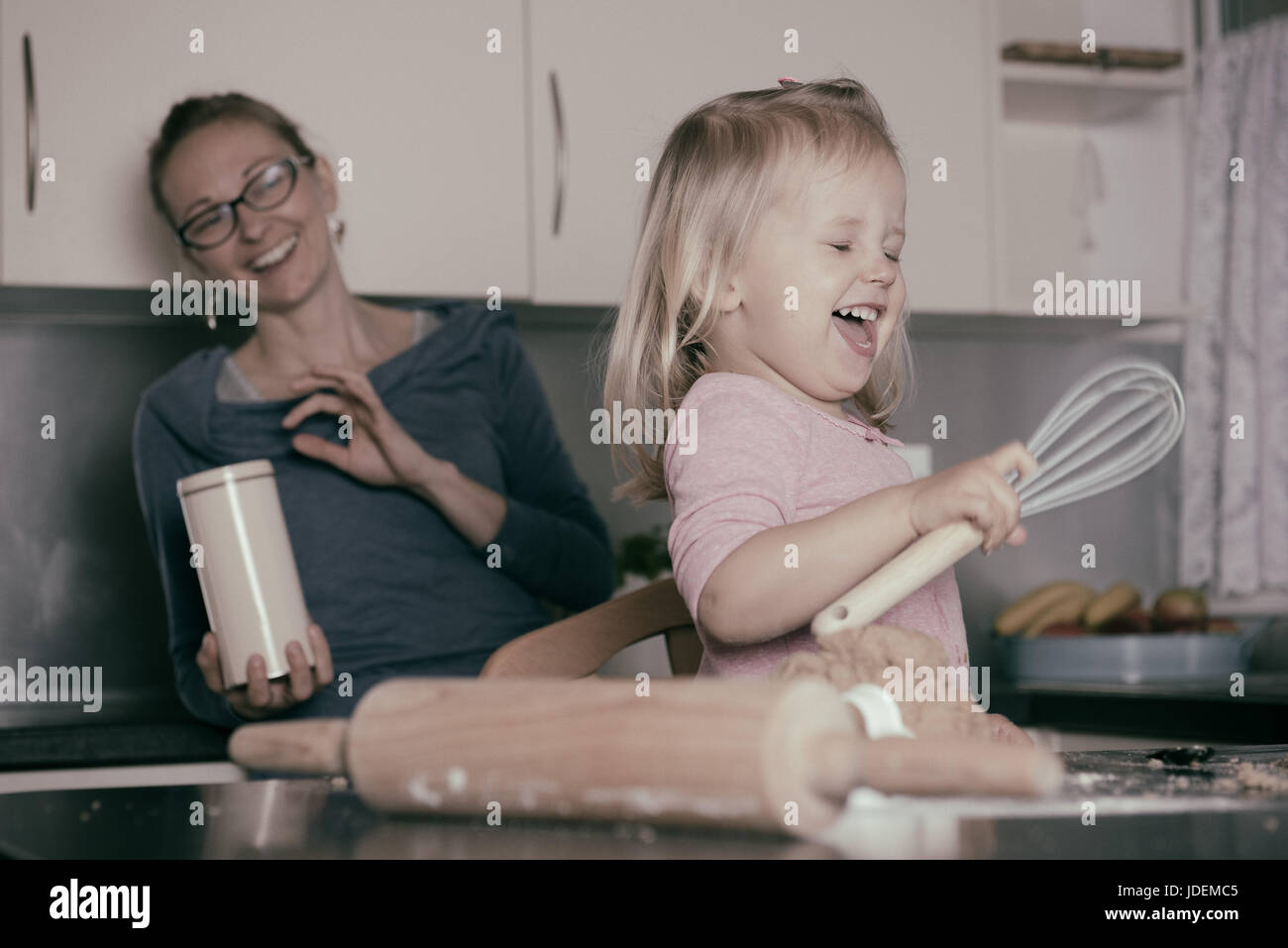 Mutter und Kleinkind Töchterchen, Spaß haben, während in der Küche backen. Instagram-Effekt. Stockfoto