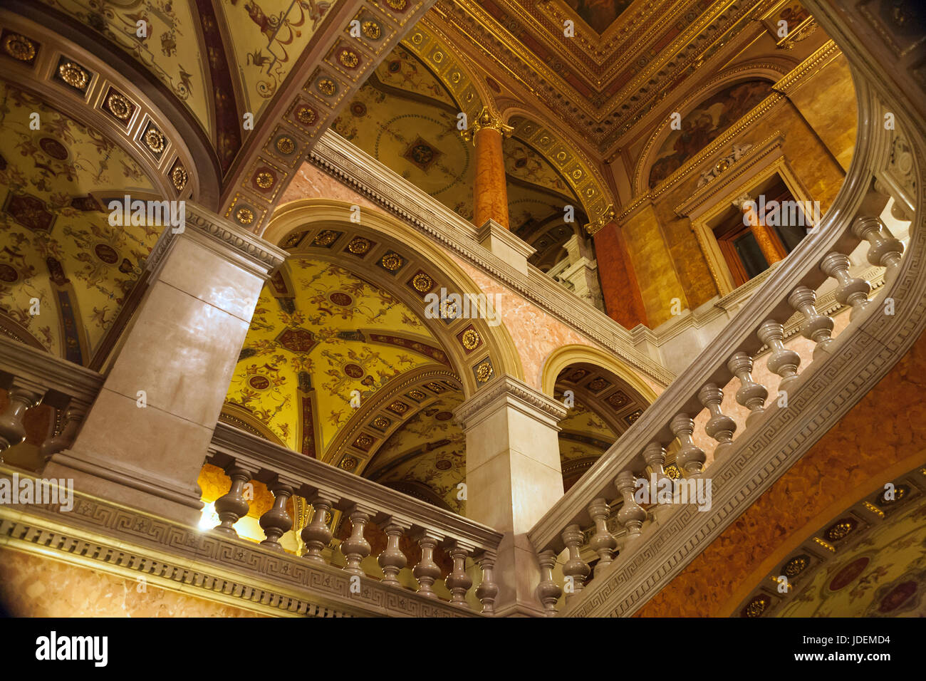 Foyer der ungarischen Staatsoper Andrássy Útca, Teresienstadt, Budapest, Ungarn: Marmortreppe führt vom Haupteingang in den ersten Stock Stockfoto