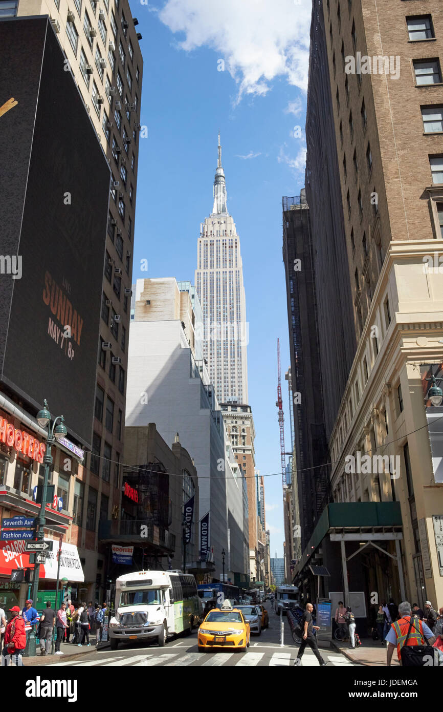 Blick entlang der West 33rd Street mit Blick auf das Empire State building von New York City USA Stockfoto