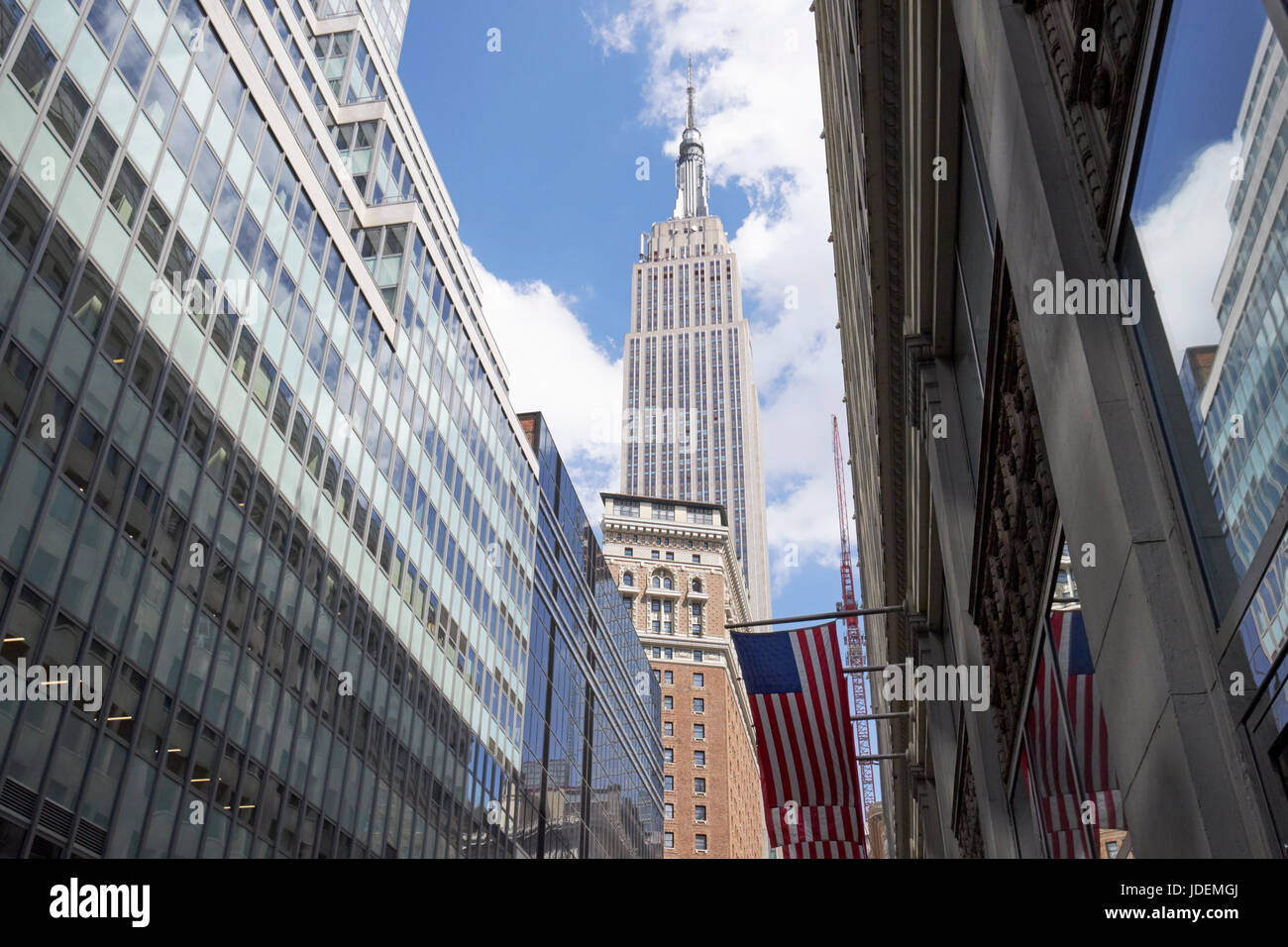 Blick entlang der West 33rd Street mit Blick auf das Empire State building von New York City USA Stockfoto