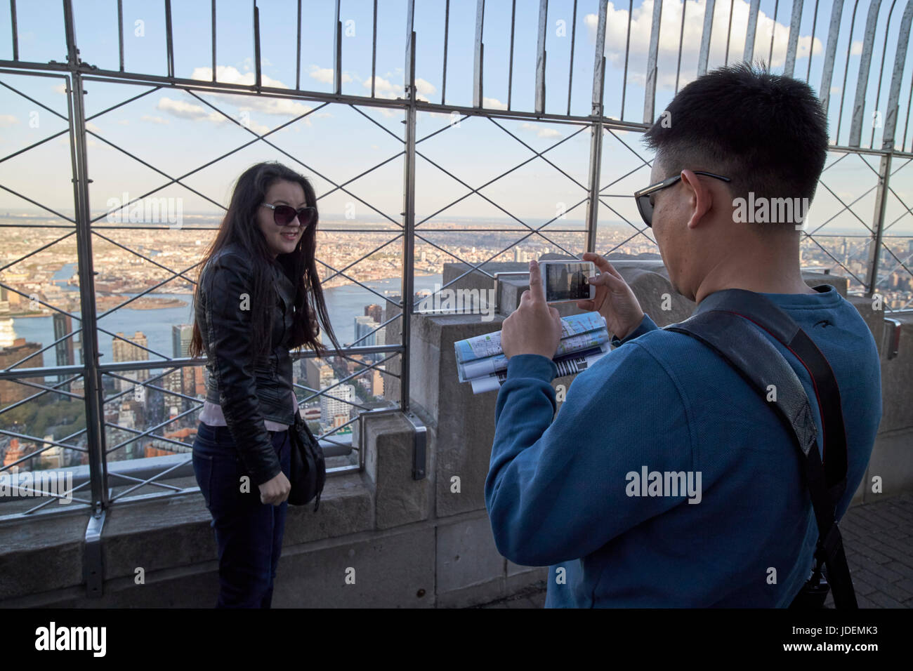 Asiatische paar Touristen auf die Aussichtsplattform des Empire State Building in New York City USA Stockfoto