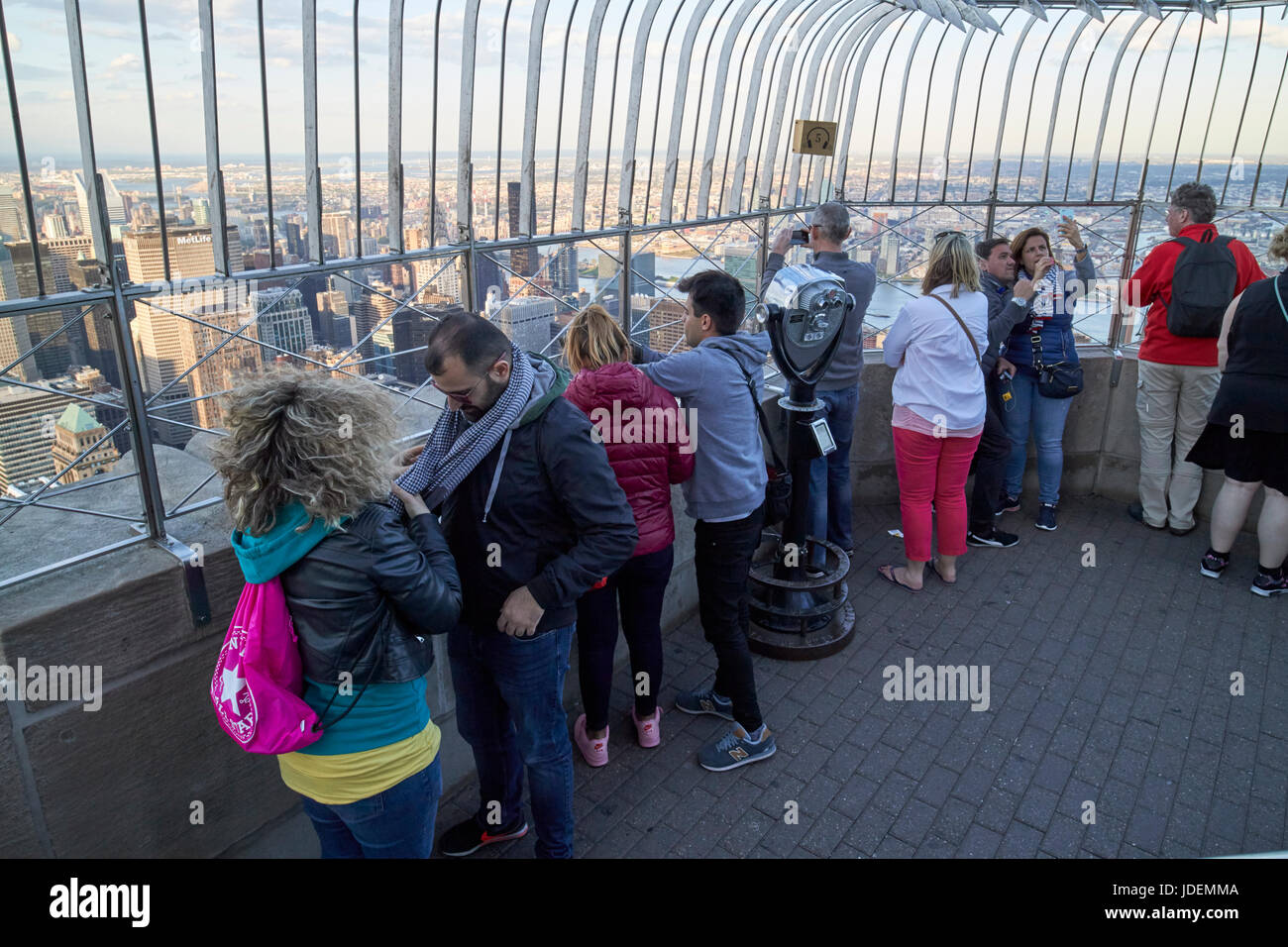 Touristen auf der Nord-West-Aussichtsplattform des das Empire State building von New York City USA Stockfoto