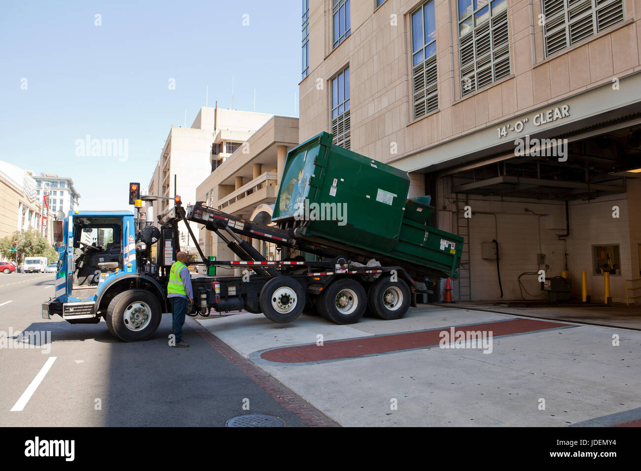 Roll off Müllcontainer Lkw Abholung Müllcontainer von Bürogebäude - USA Stockfoto