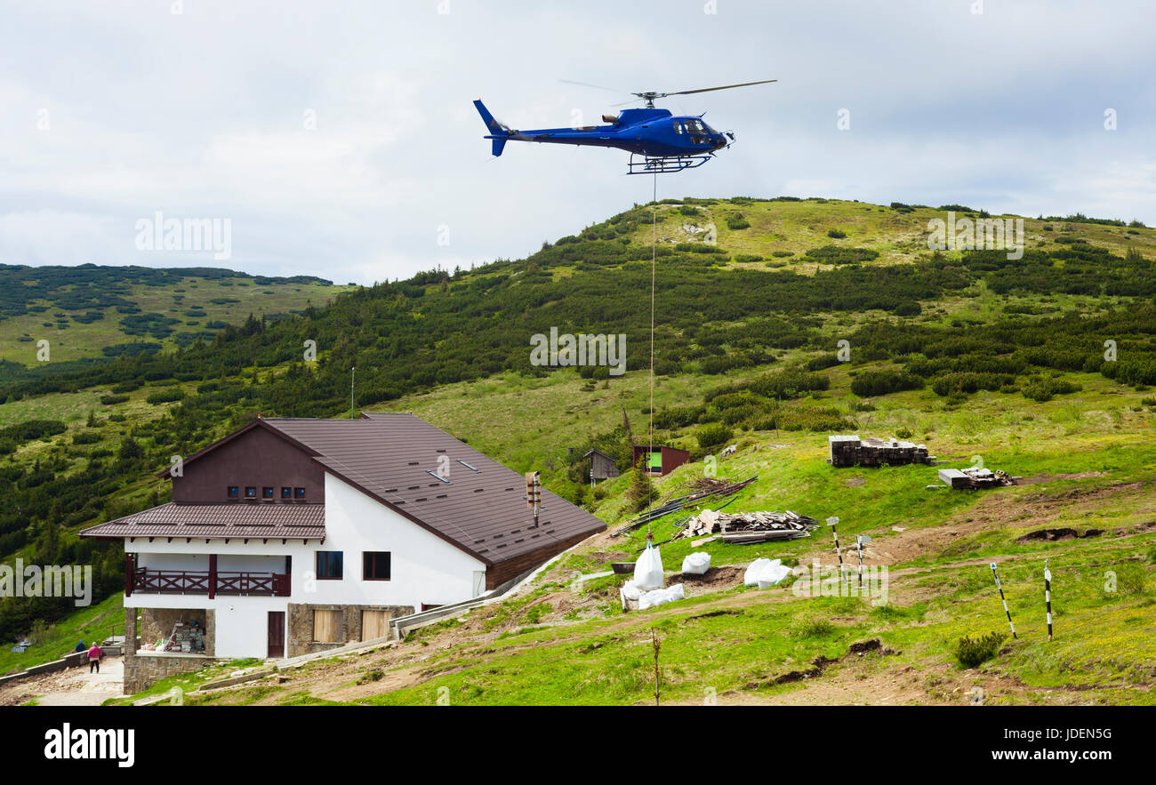 Hubschrauber und Fracht für Hütte am Berg, Rumänien Stockfoto