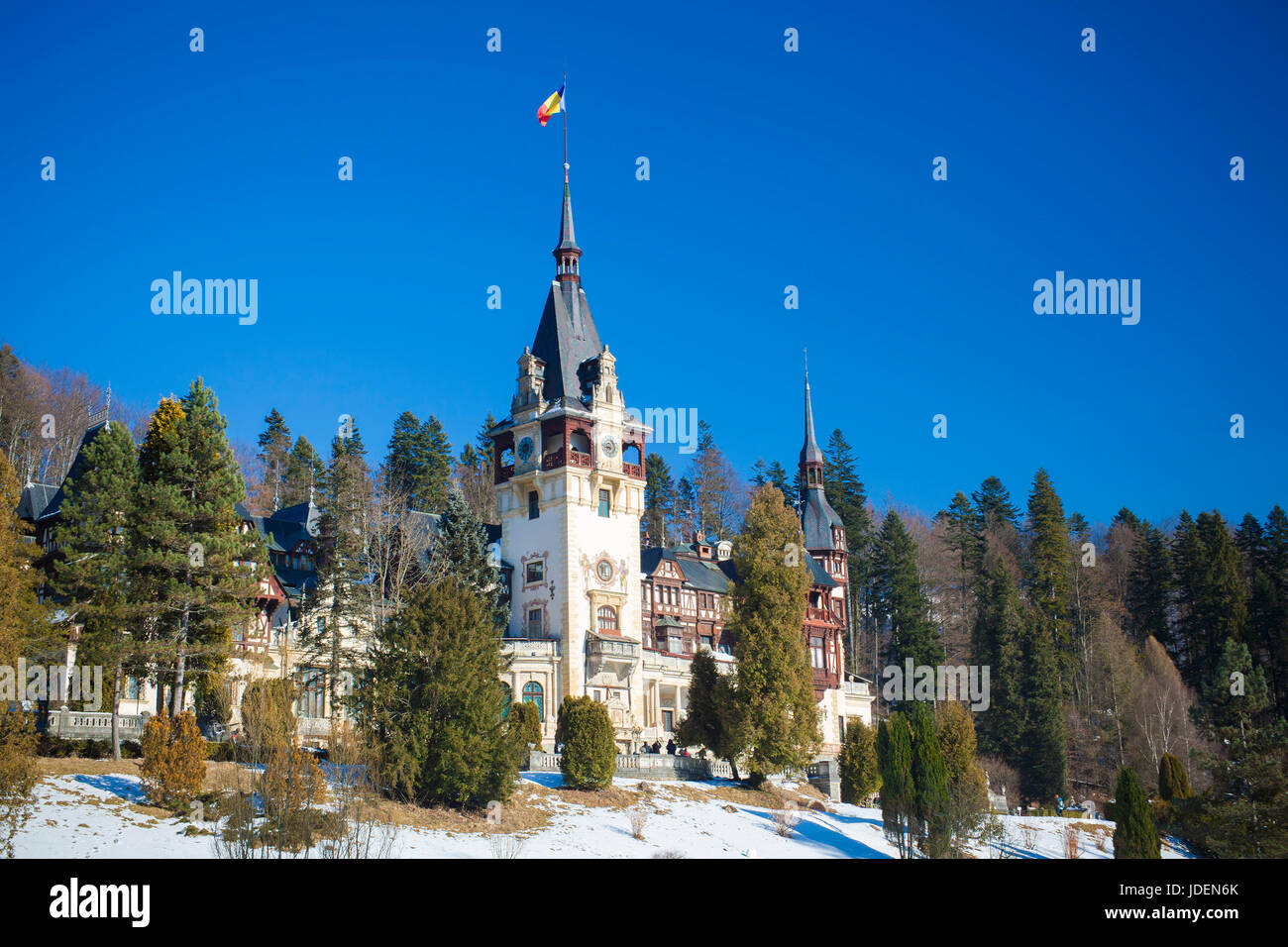 Schloss Peles, Sinaia, Rumänien. Winter-Szene mit Bucegi-Berge im Hintergrund Stockfoto
