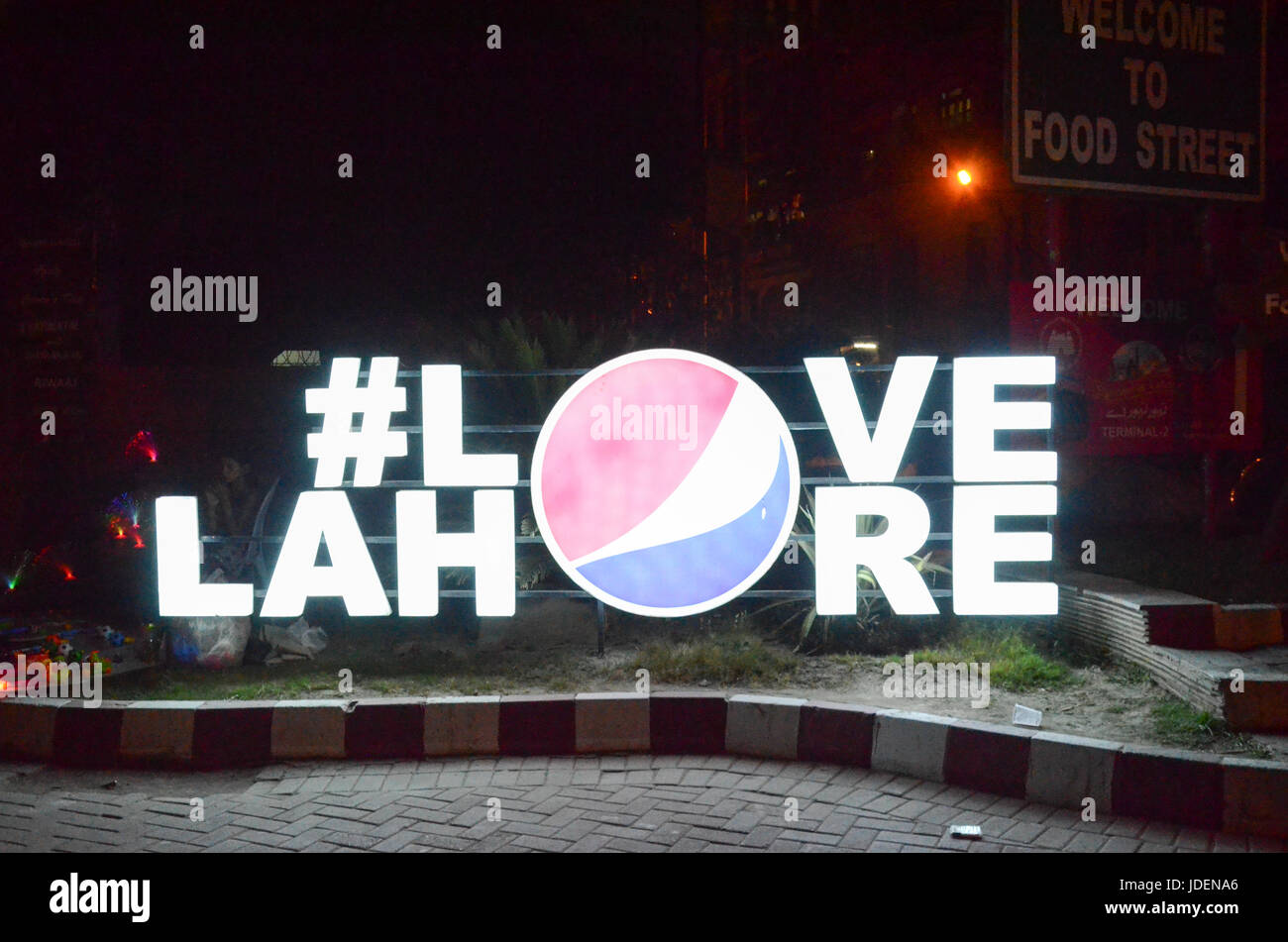 Food Street in der Nähe von Badshahi Moschee, Lahore, Pakistan Stockfoto