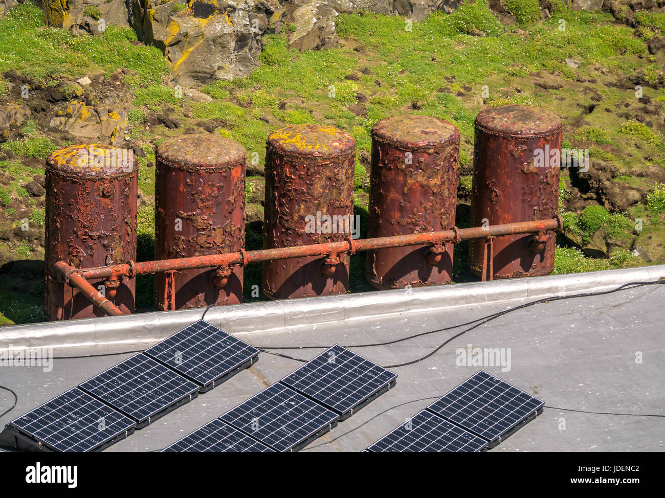 Gegenüberstellung von alten verrosteten Tanks Nebelhörner dienen neben Solarmodule, Insel, Erhabene, Schottland, Großbritannien Stockfoto