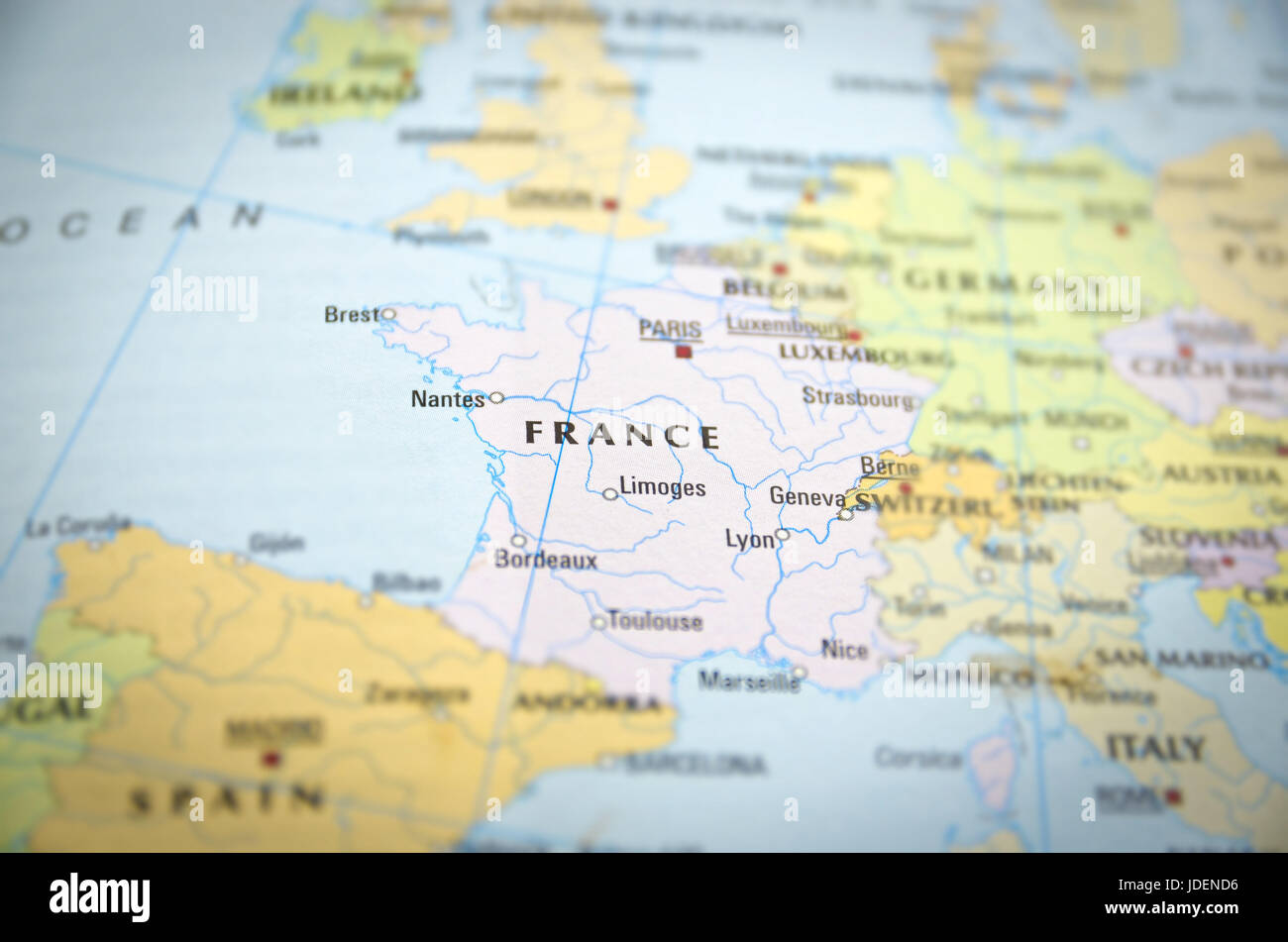 Frankreich in Nahaufnahme auf der Karte. Konzentrieren Sie sich auf den Namen des Landes. Stockfoto