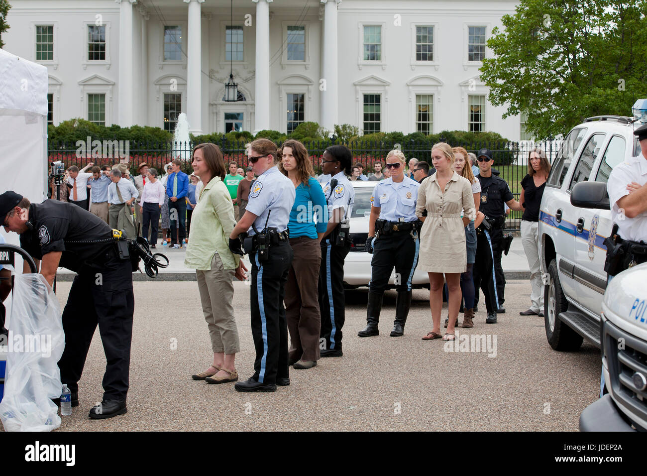 Weiblichen Umwelt-Aktivisten und Demonstranten verhaftet wegen zivilen Ungehorsams vor weißen Haus (Frau verhaftet, inhaftiert)-Washington, DC USA Stockfoto